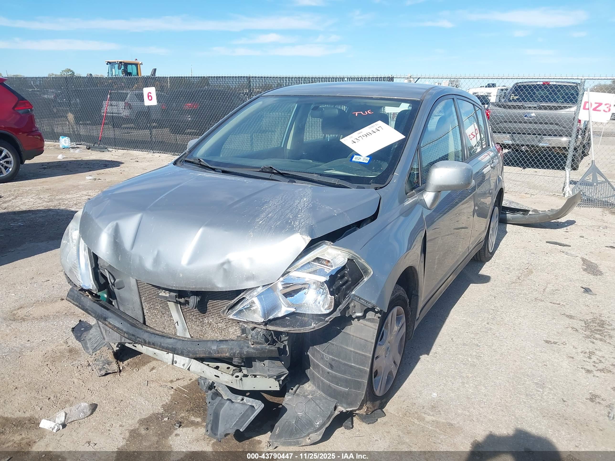 NISSAN VERSA image 2