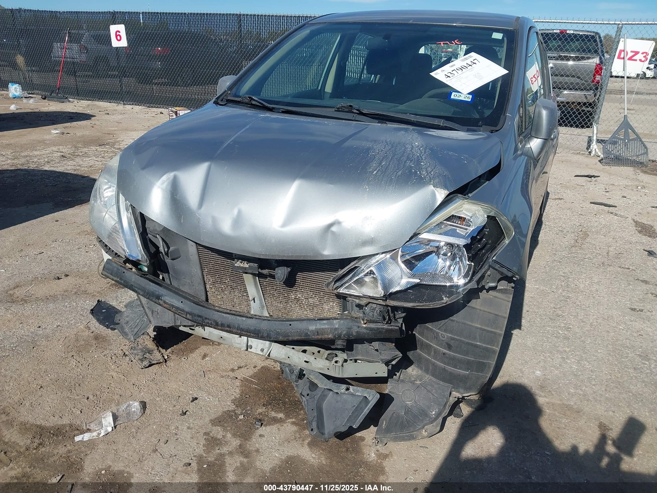 NISSAN VERSA image 6