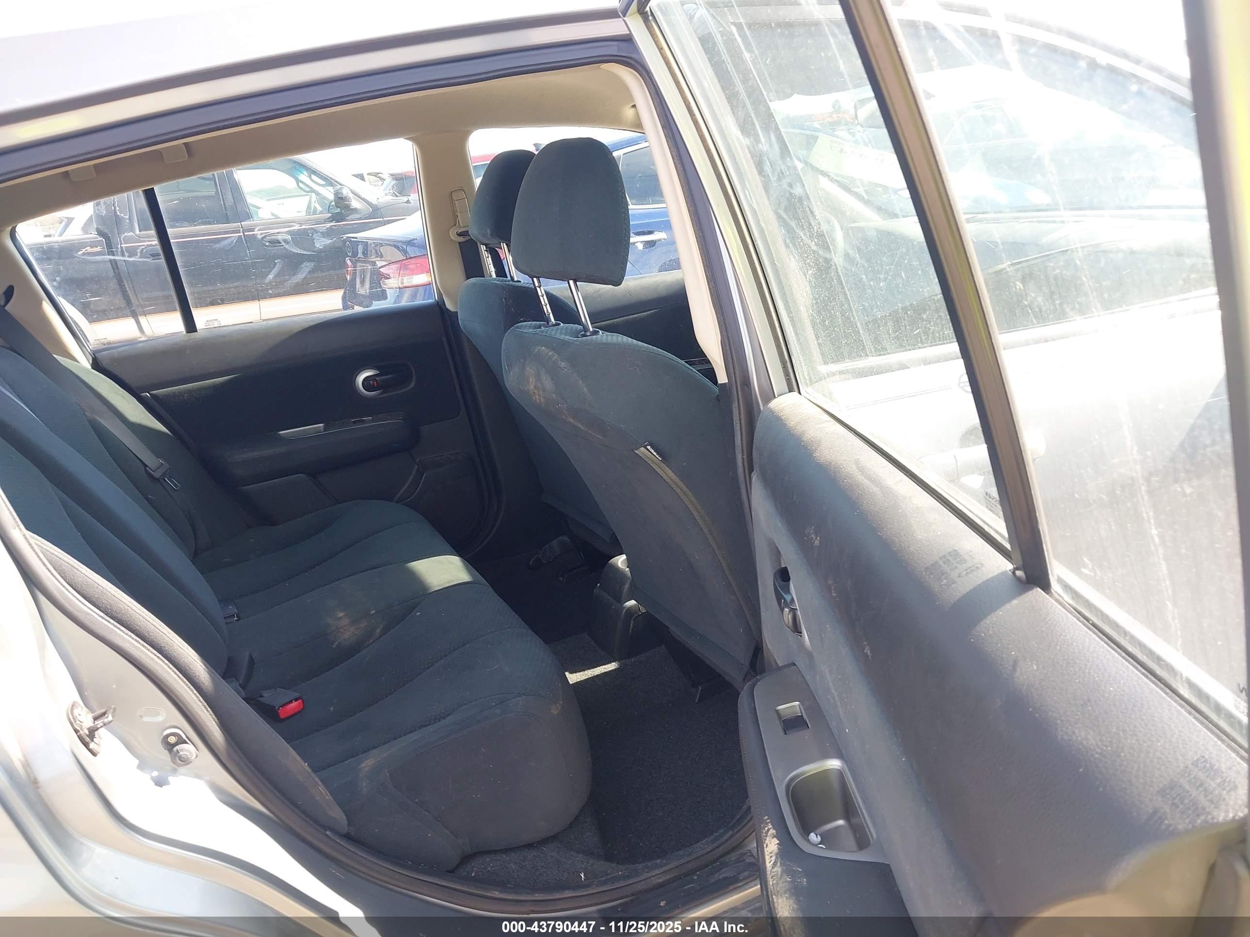 NISSAN VERSA image 8
