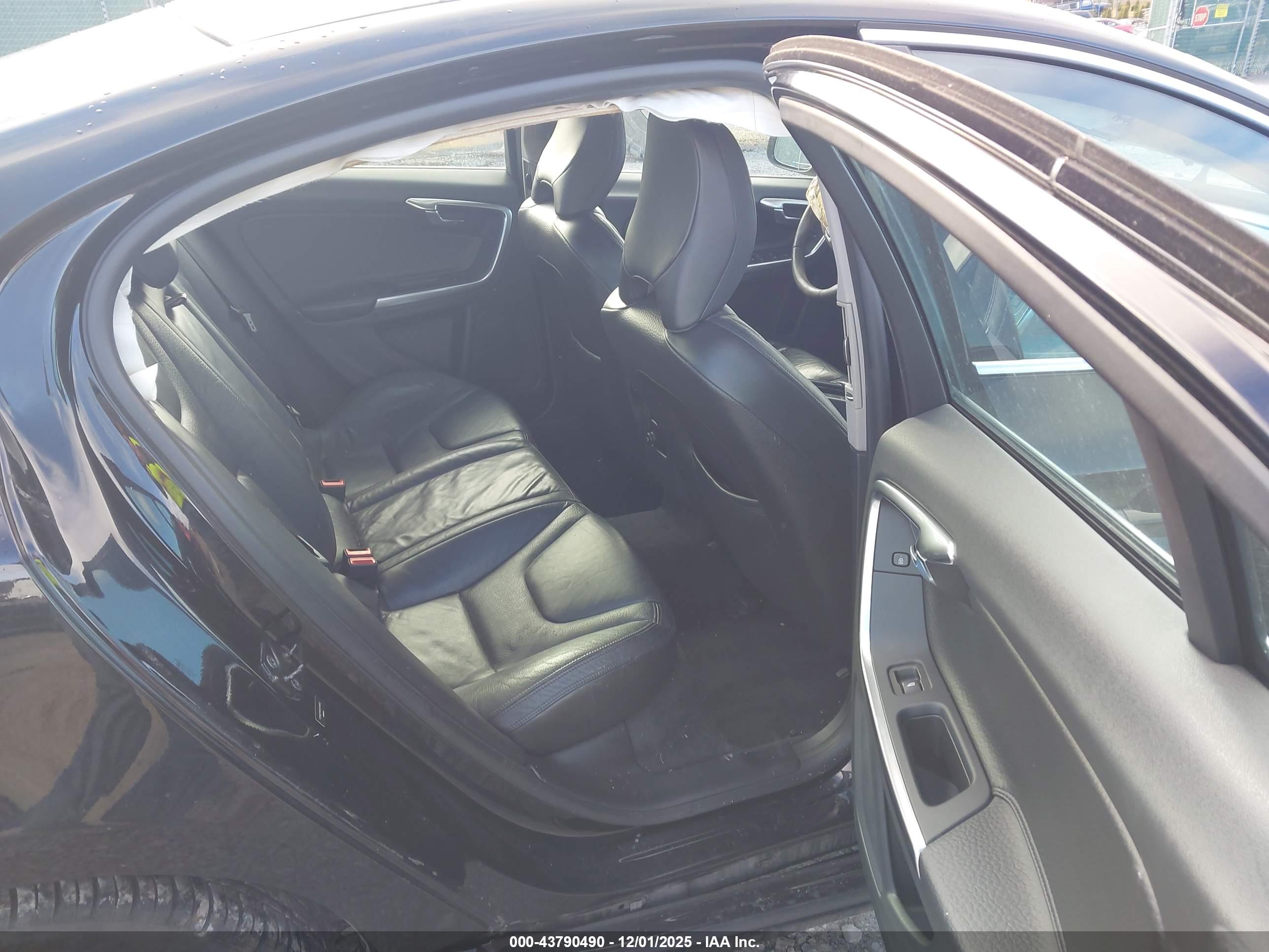 VOLVO S60 image 8