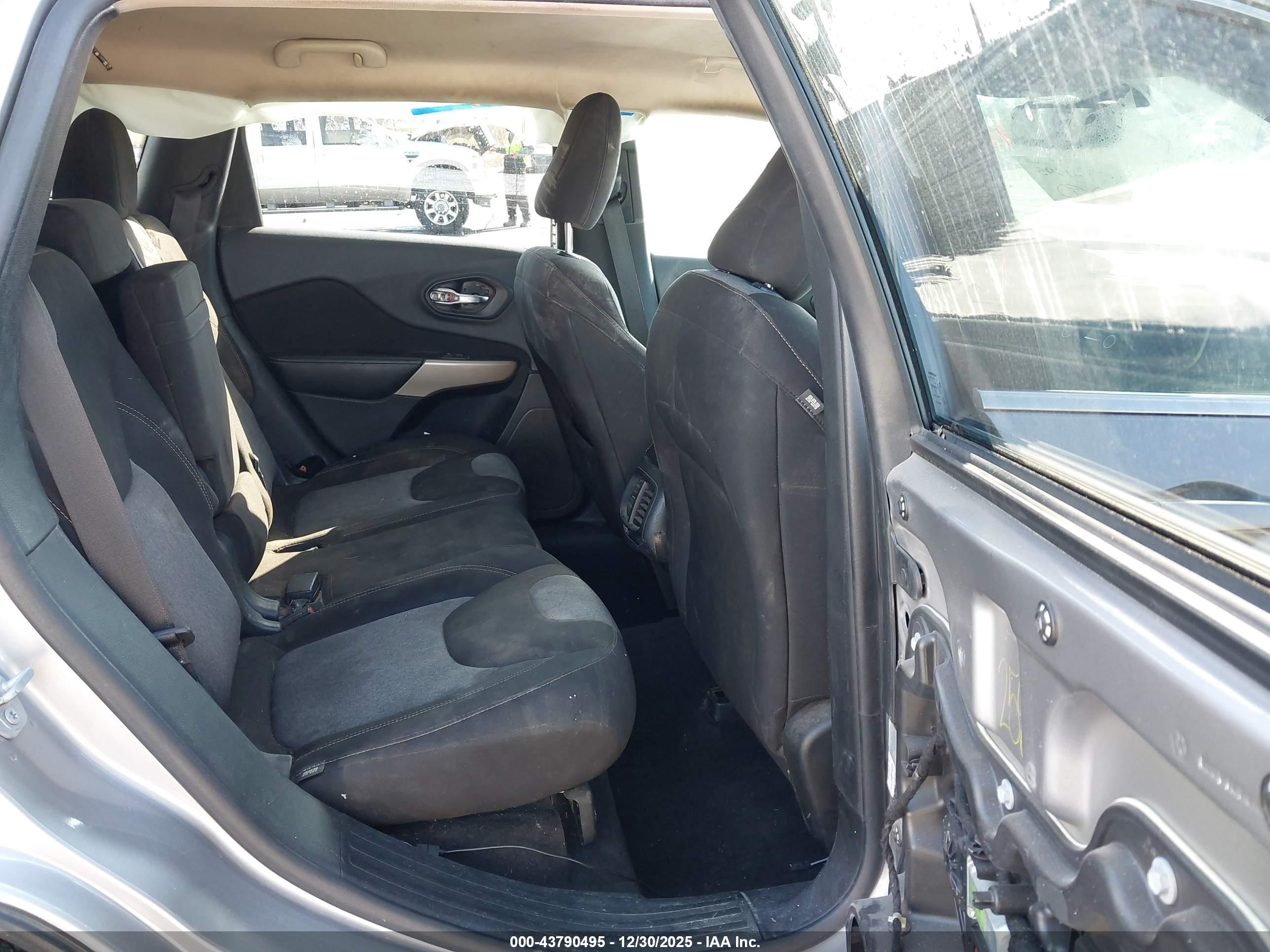 JEEP CHEROKEE image 8