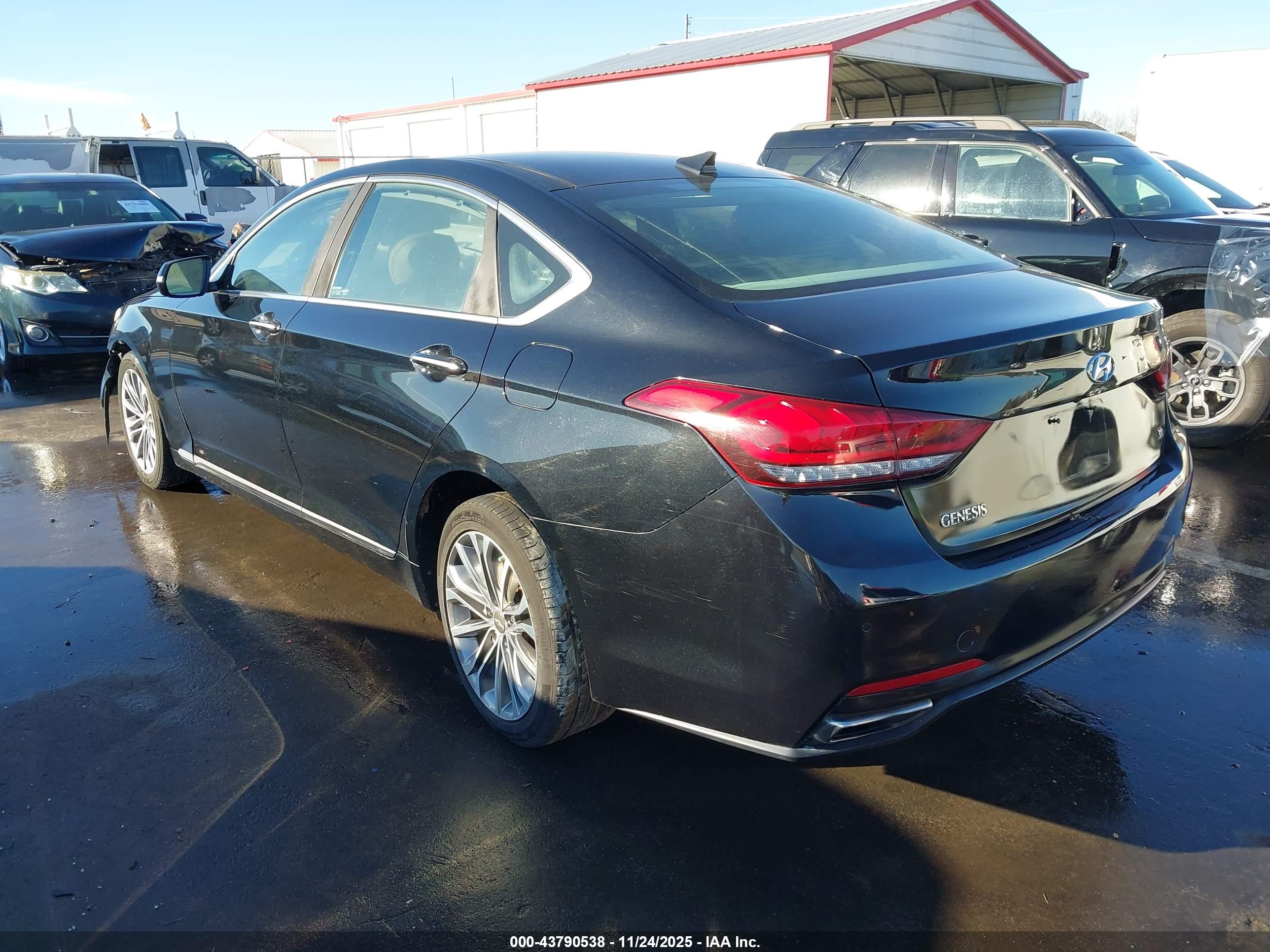 HYUNDAI GENESIS image 3