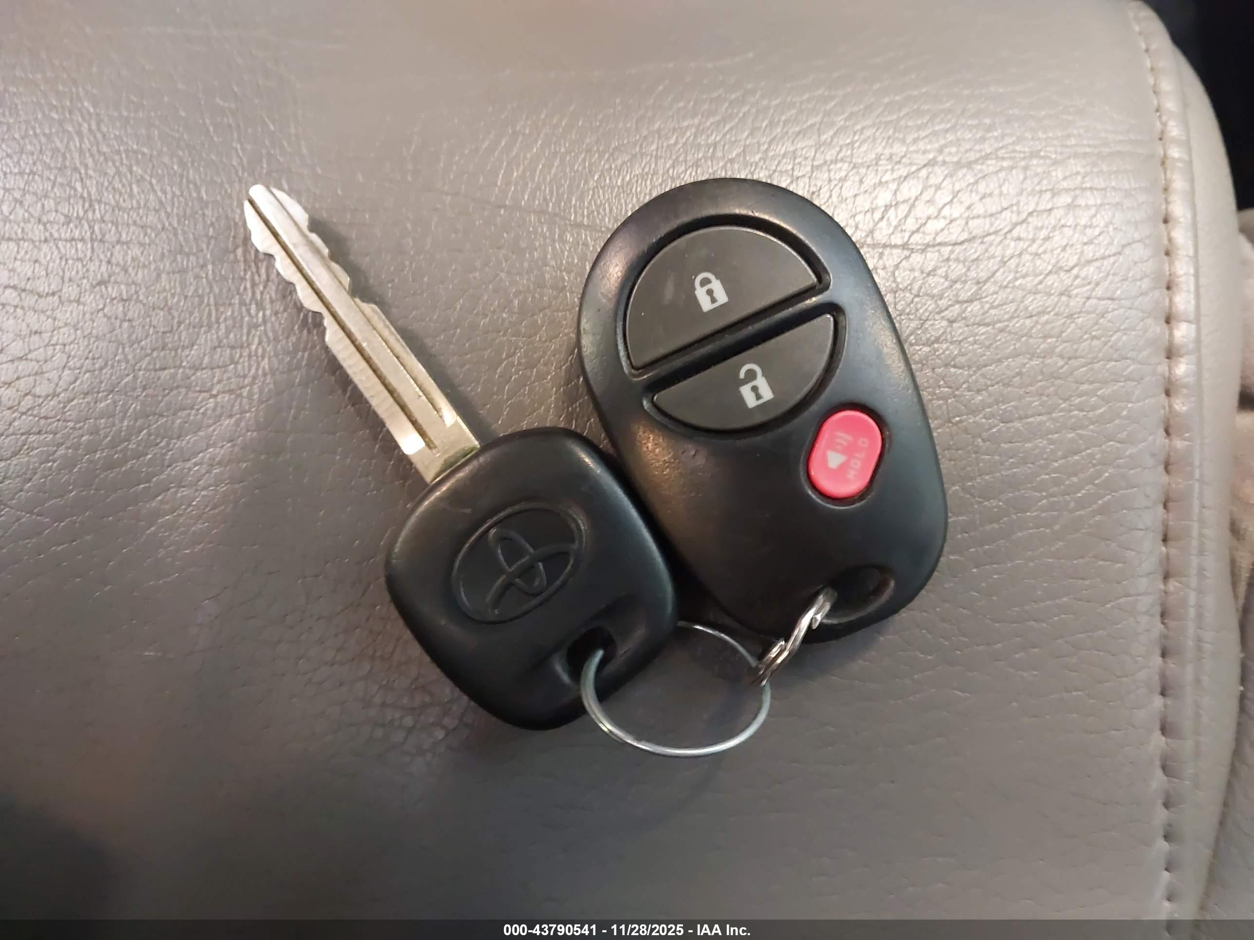 TOYOTA SEQUOIA image 11