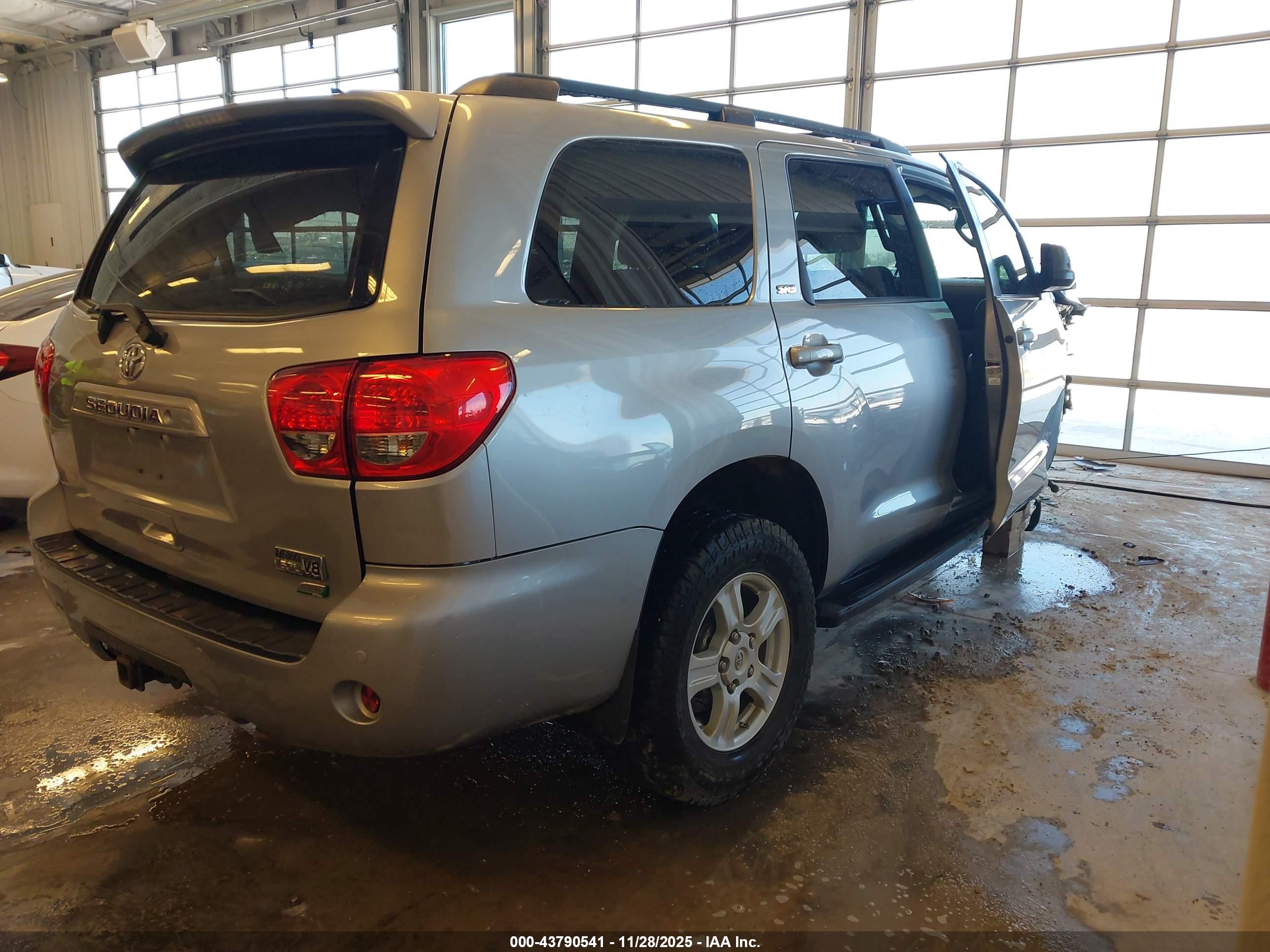 TOYOTA SEQUOIA image 4
