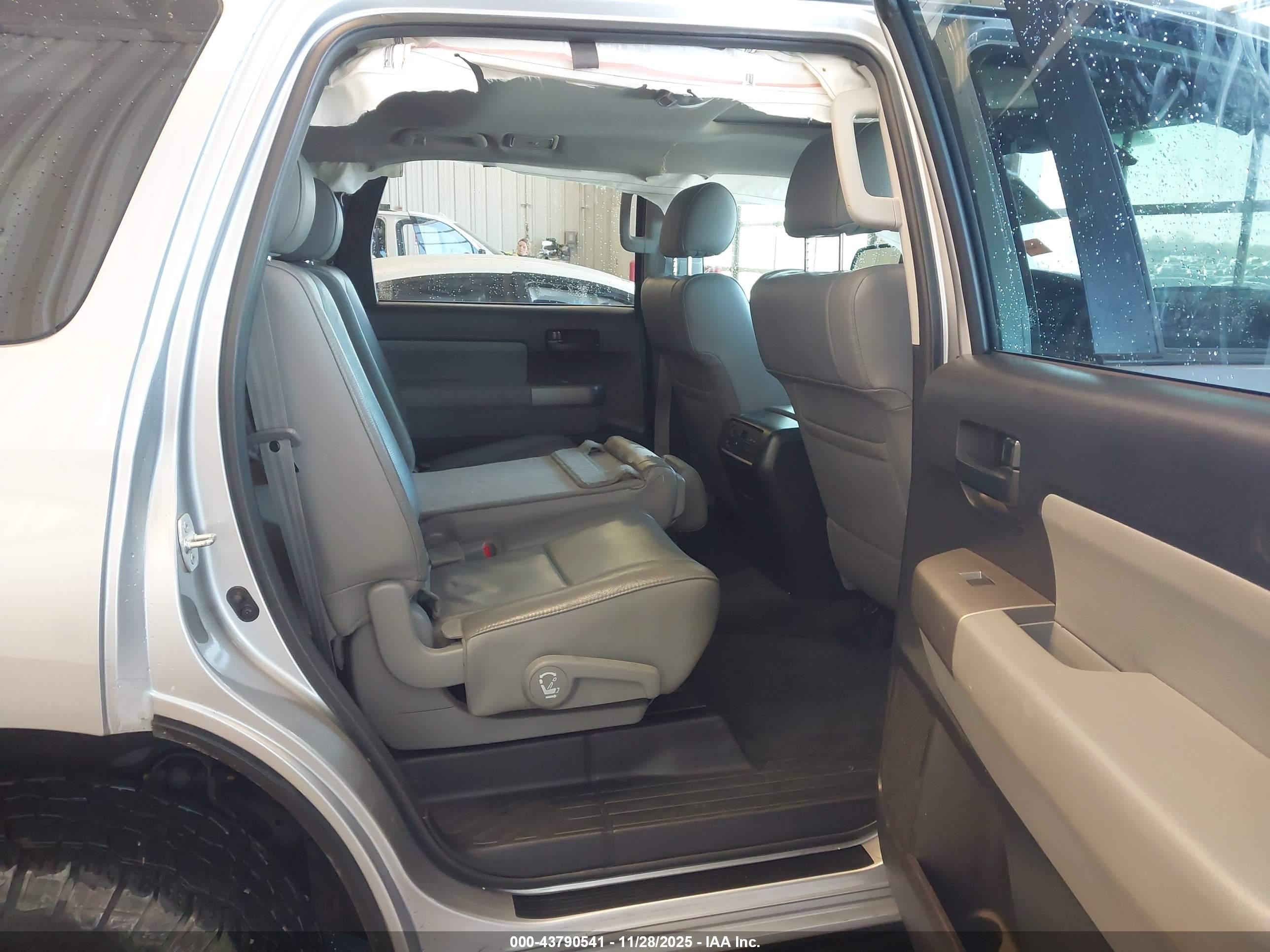 TOYOTA SEQUOIA image 8
