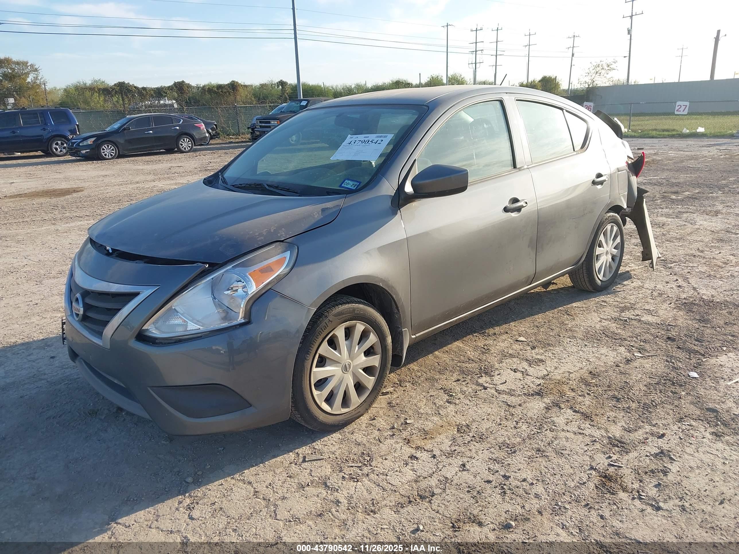 NISSAN VERSA image 2