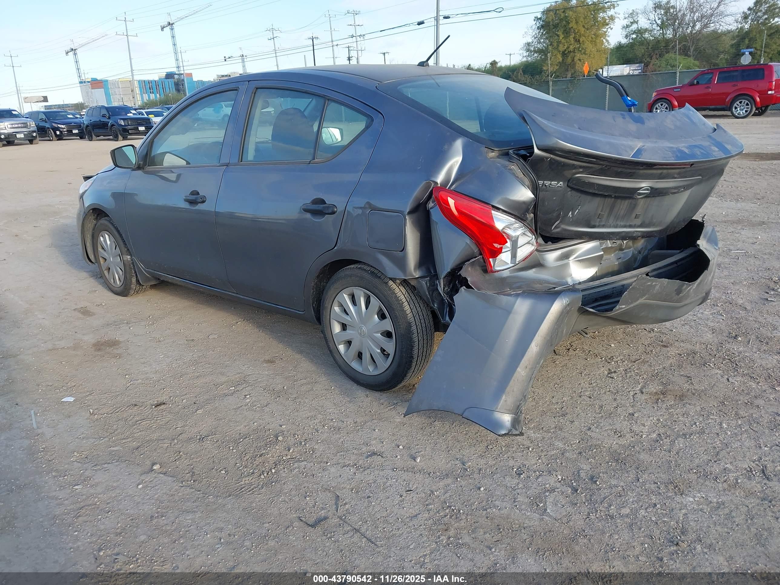 NISSAN VERSA image 3