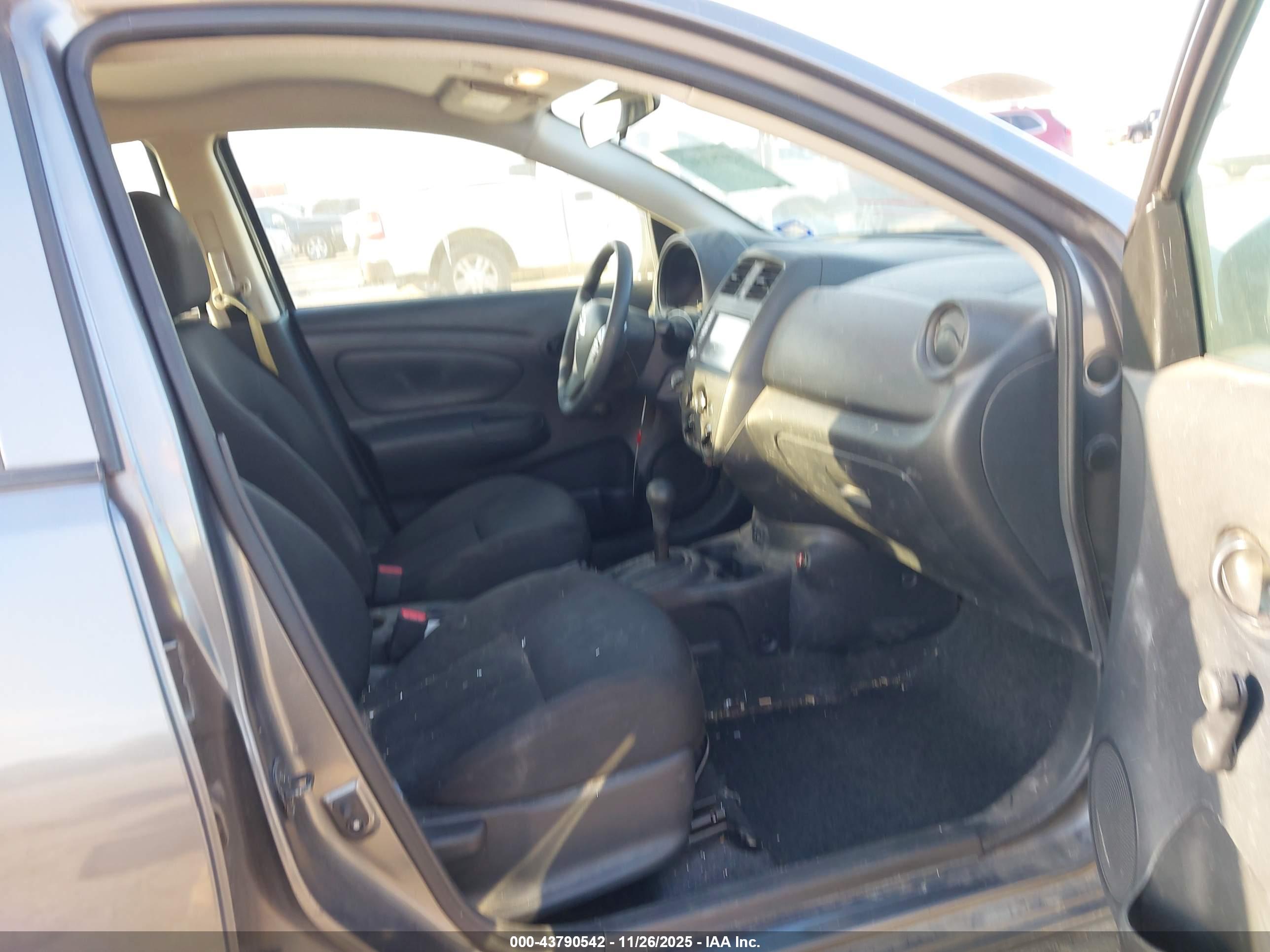 NISSAN VERSA image 5