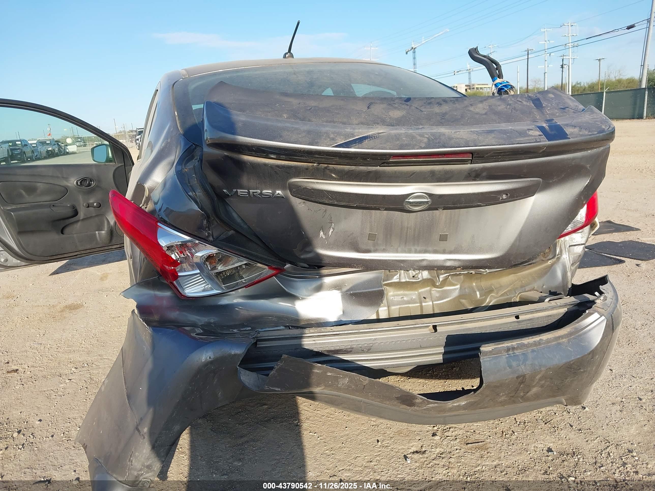 NISSAN VERSA image 6