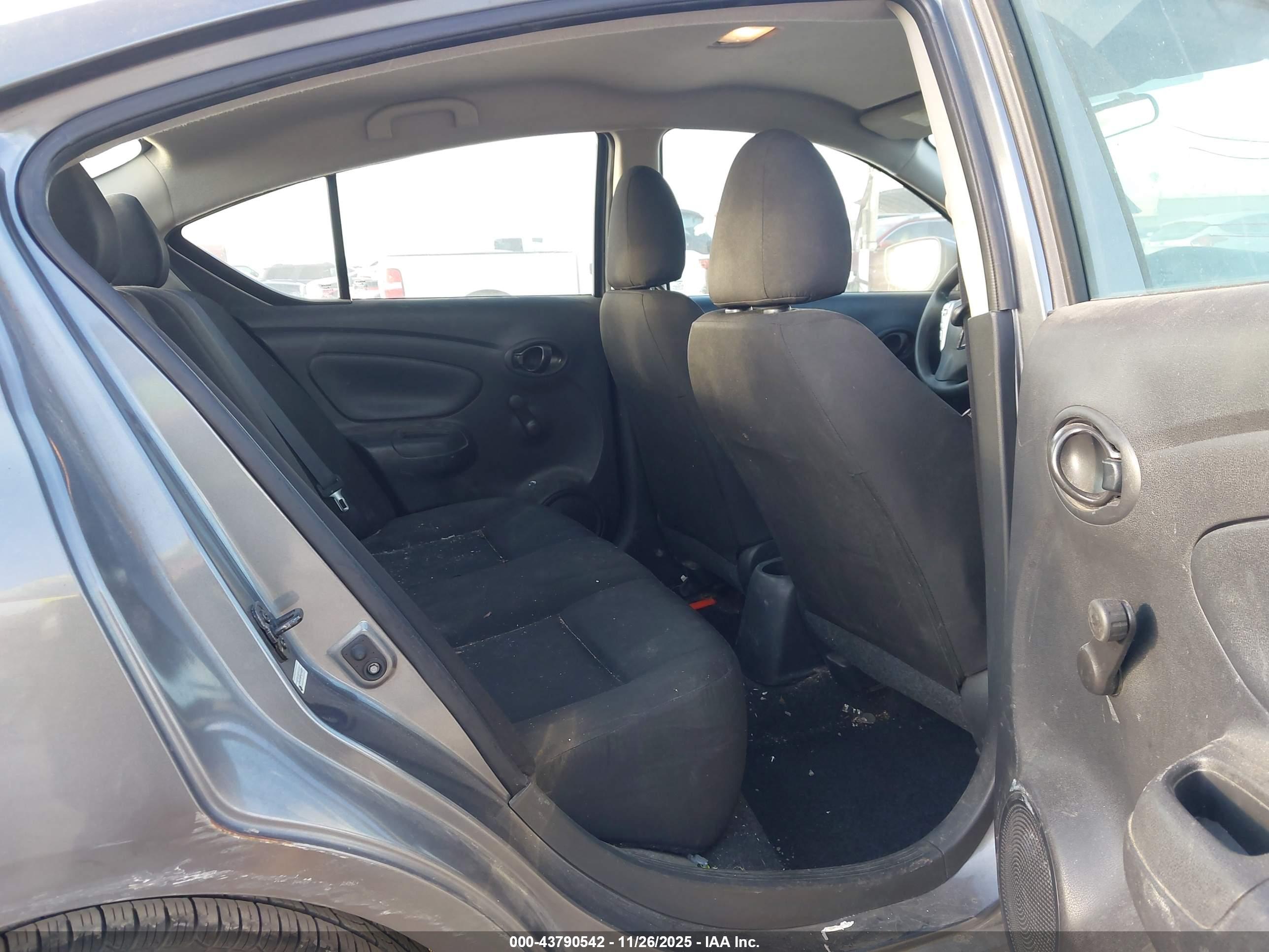 NISSAN VERSA image 8