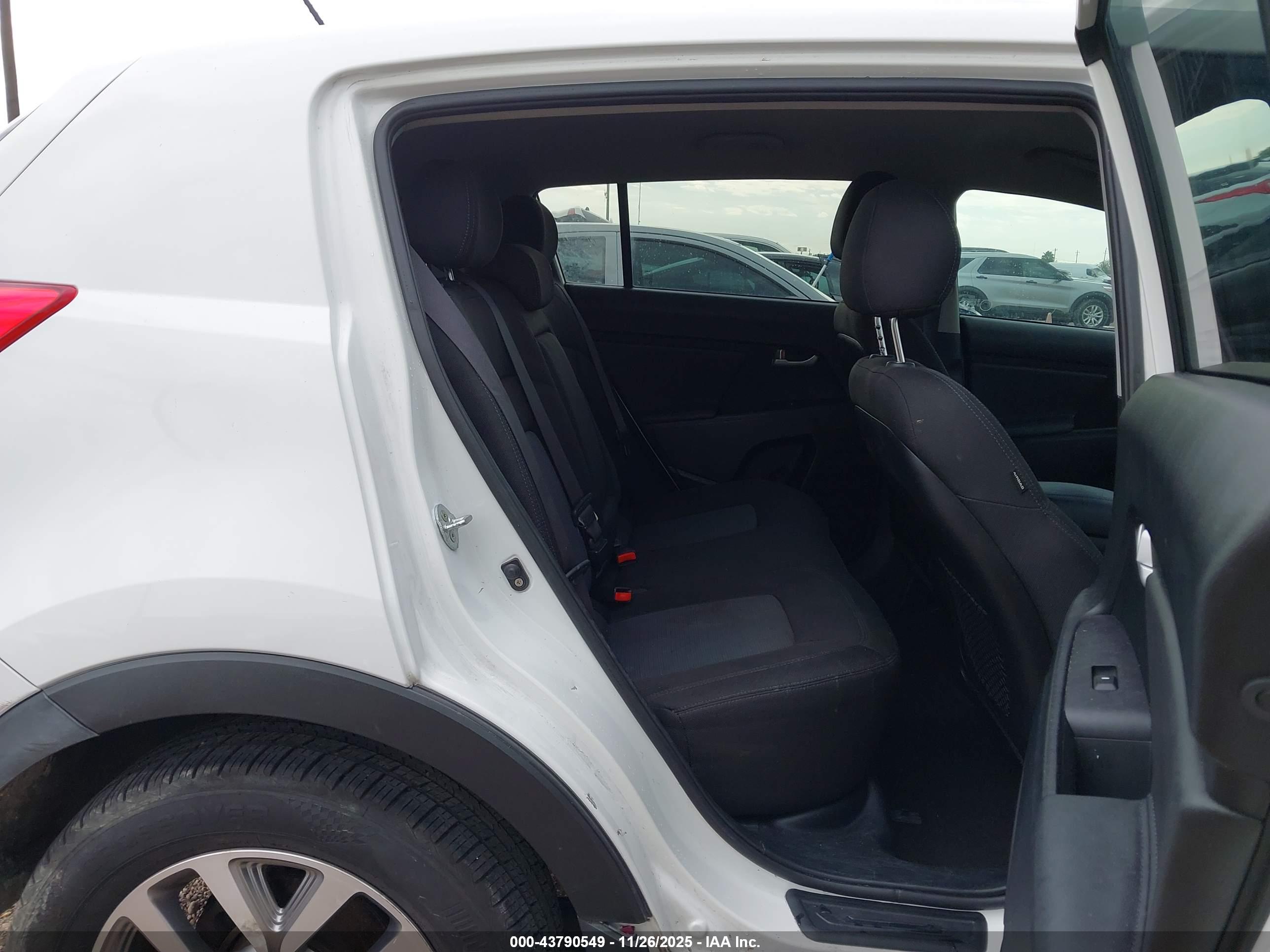 KIA SPORTAGE image 8