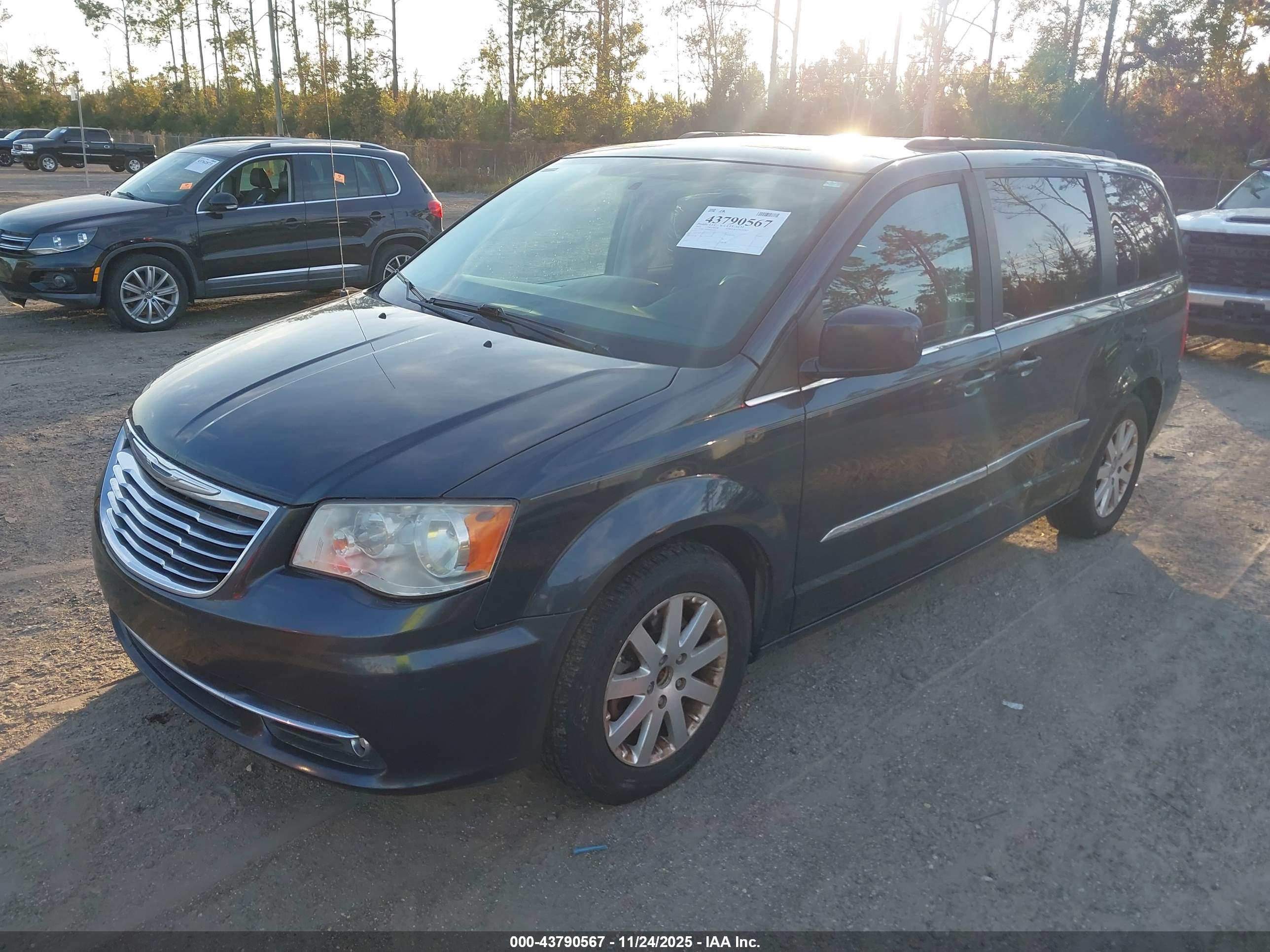 CHRYSLER TOWN image 2
