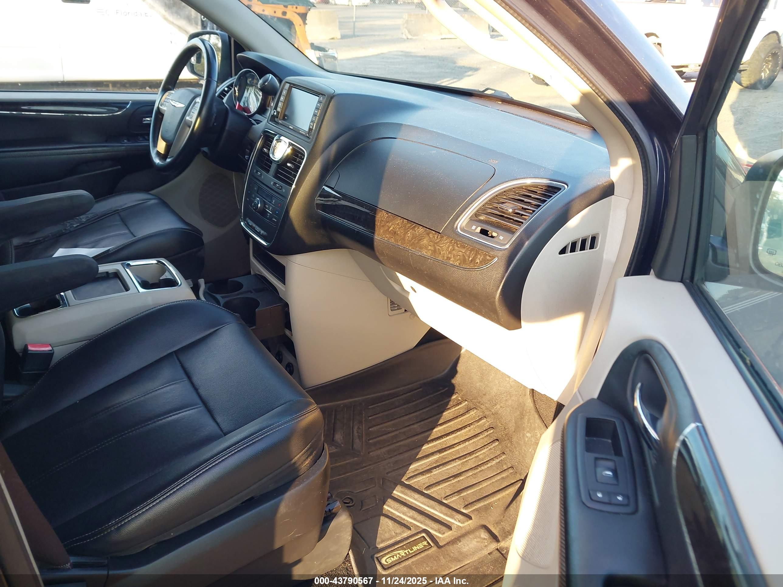 CHRYSLER TOWN image 5