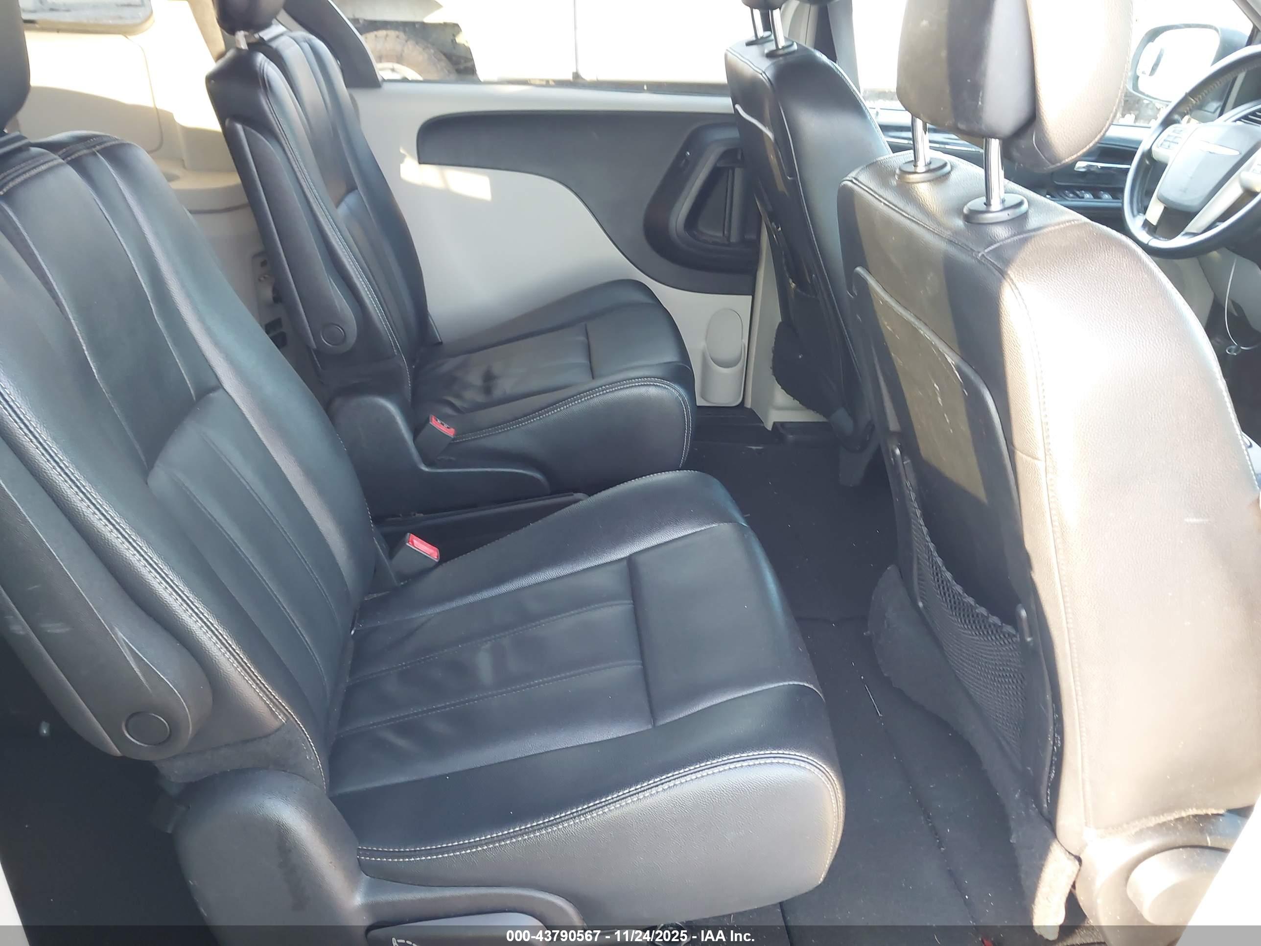CHRYSLER TOWN image 8