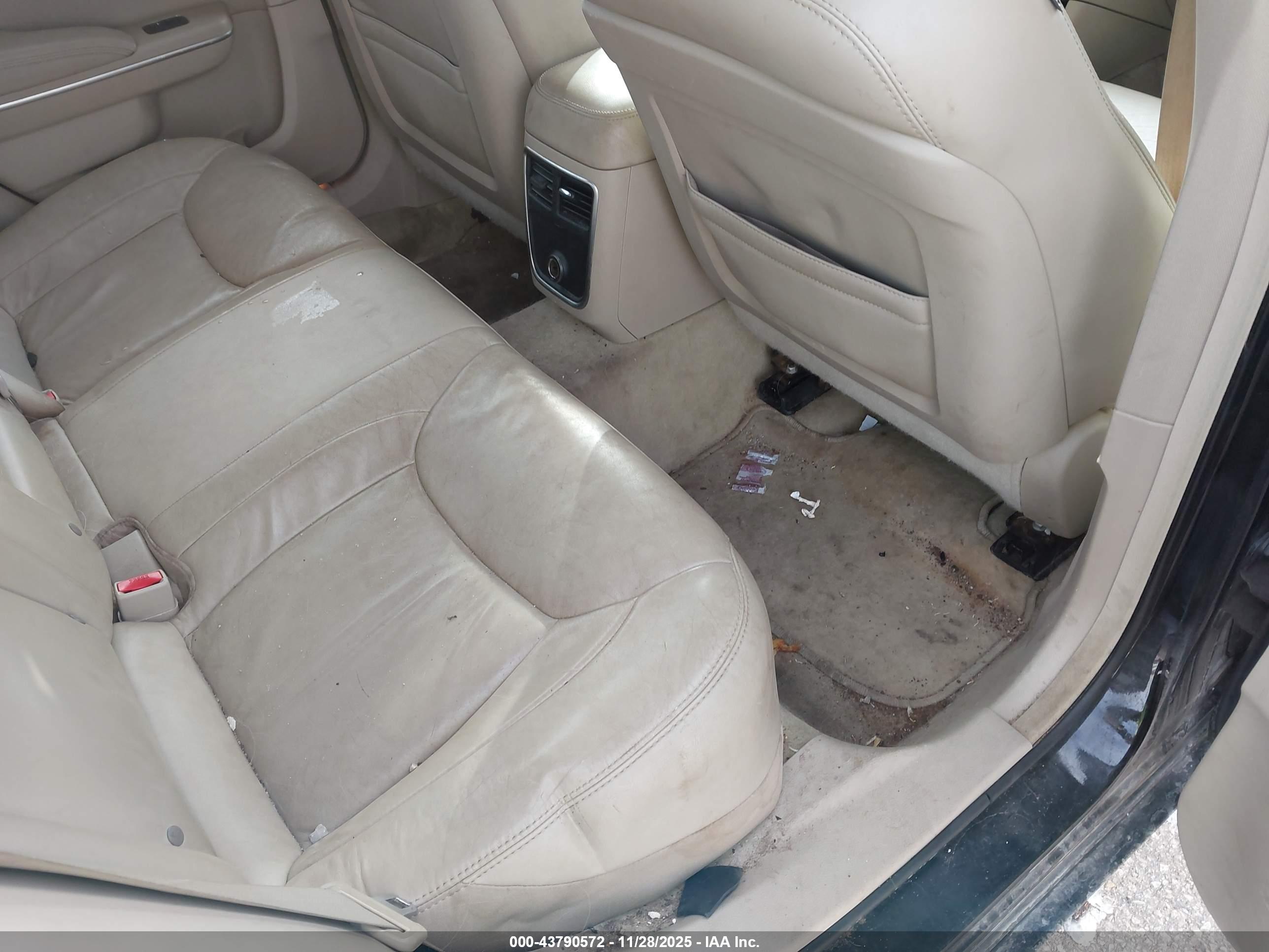 CHRYSLER 300 image 8
