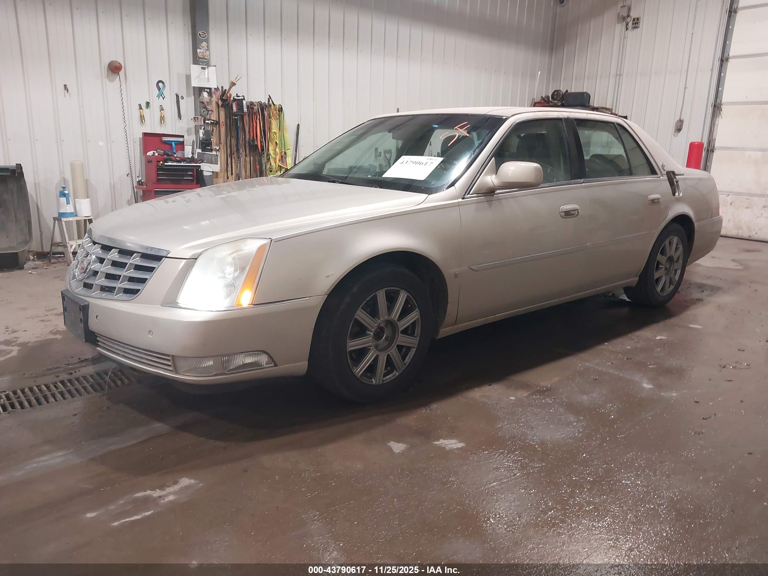CADILLAC DTS image 2