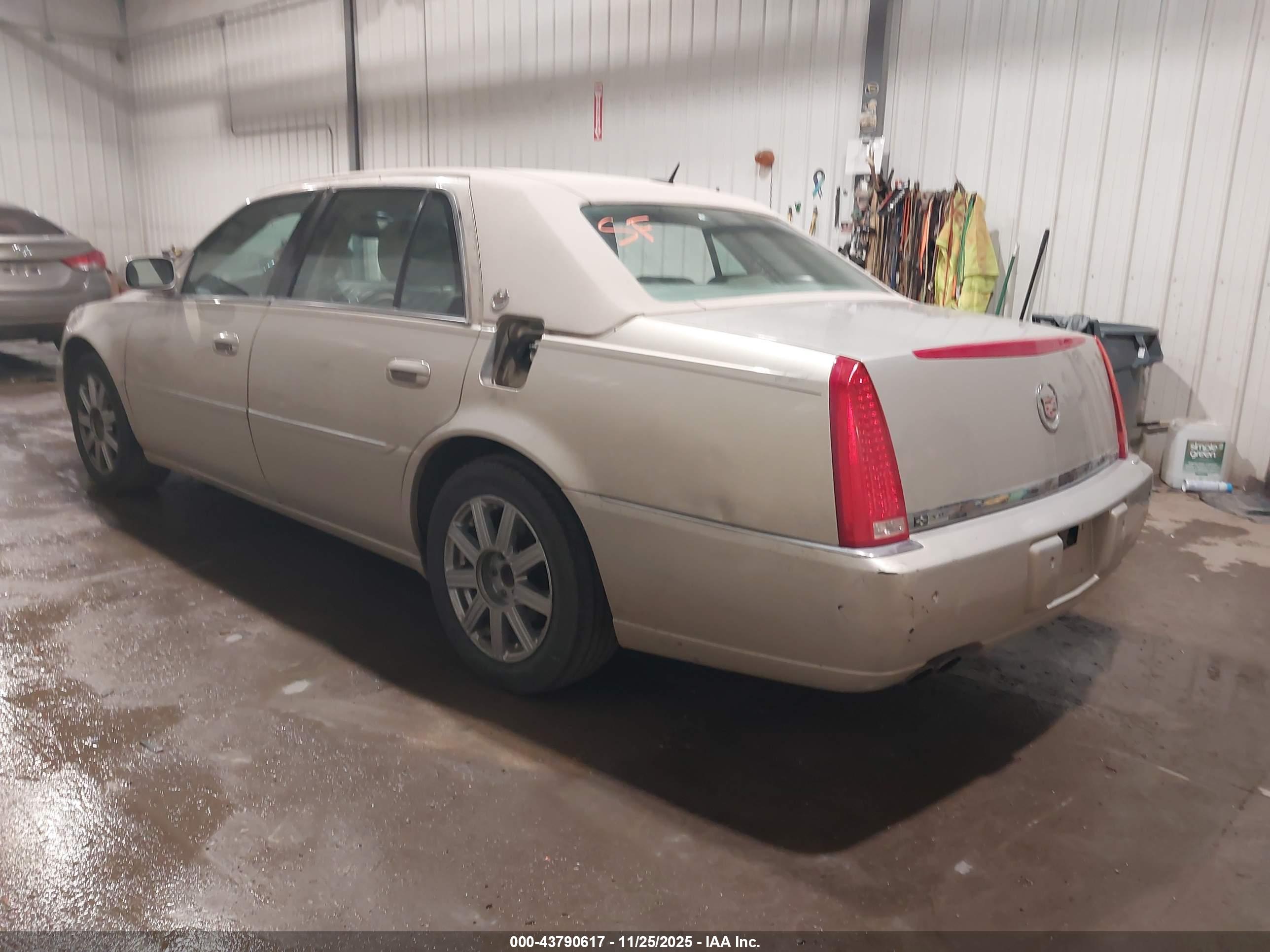 CADILLAC DTS image 3