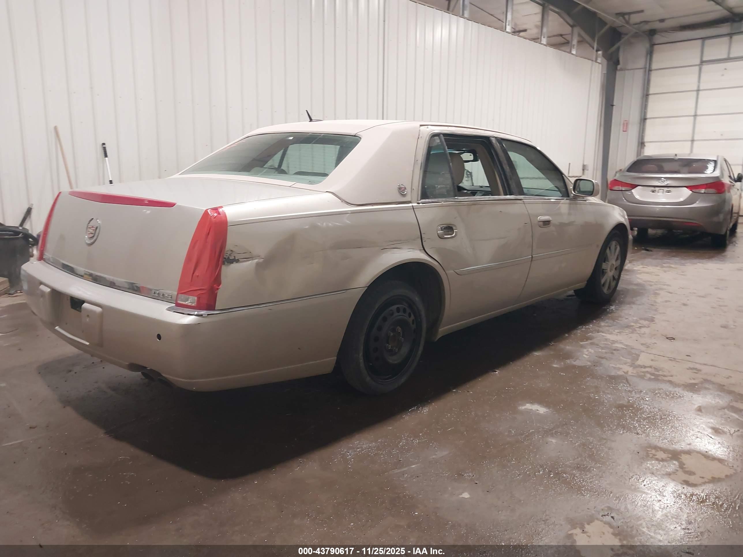 CADILLAC DTS image 4