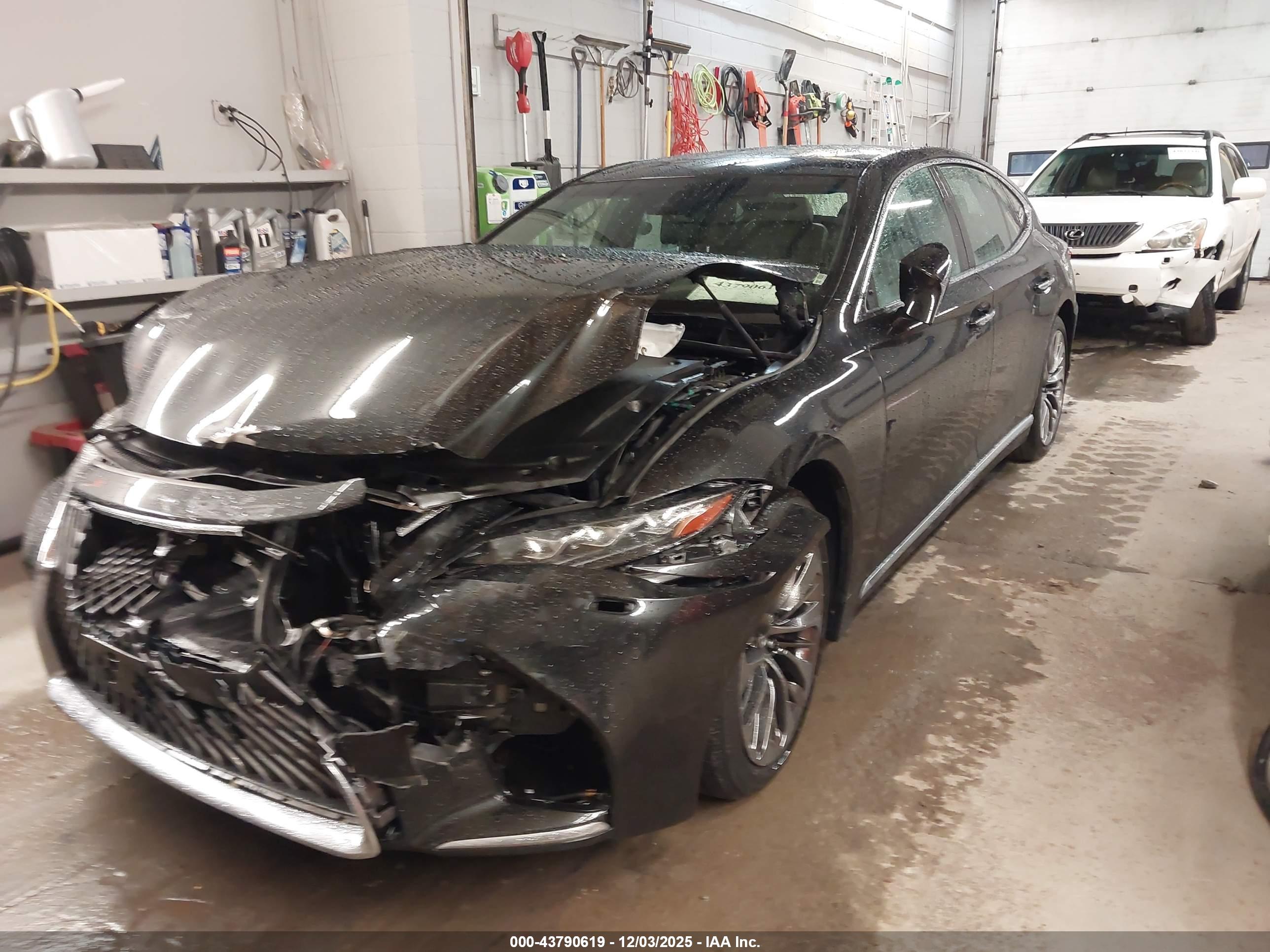 LEXUS LS image 2