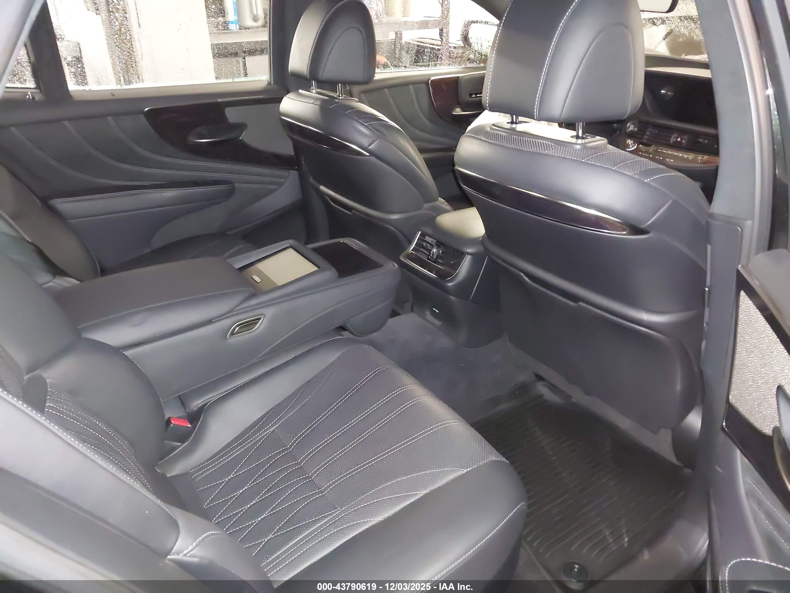 LEXUS LS image 8