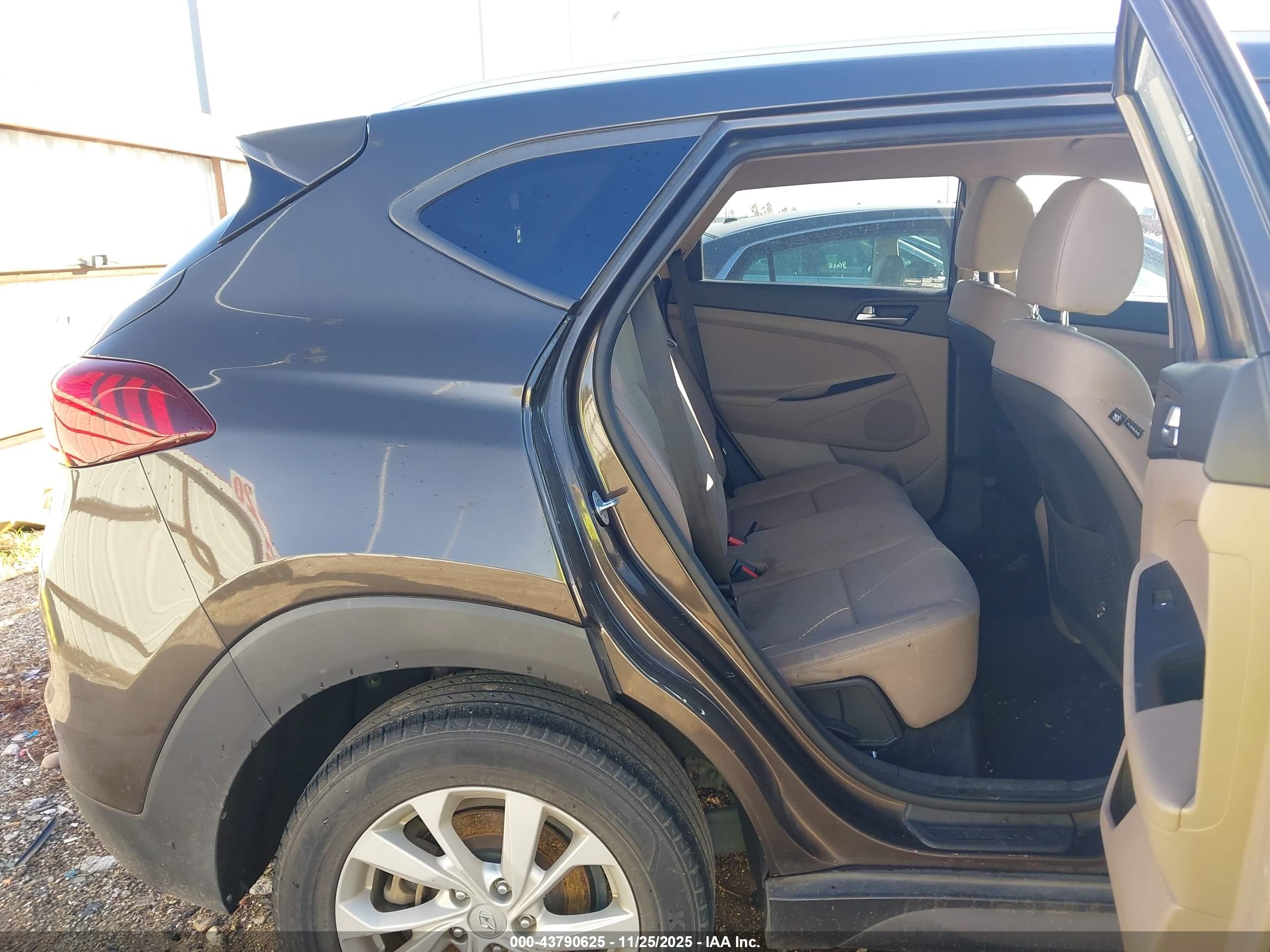 HYUNDAI TUCSON image 8