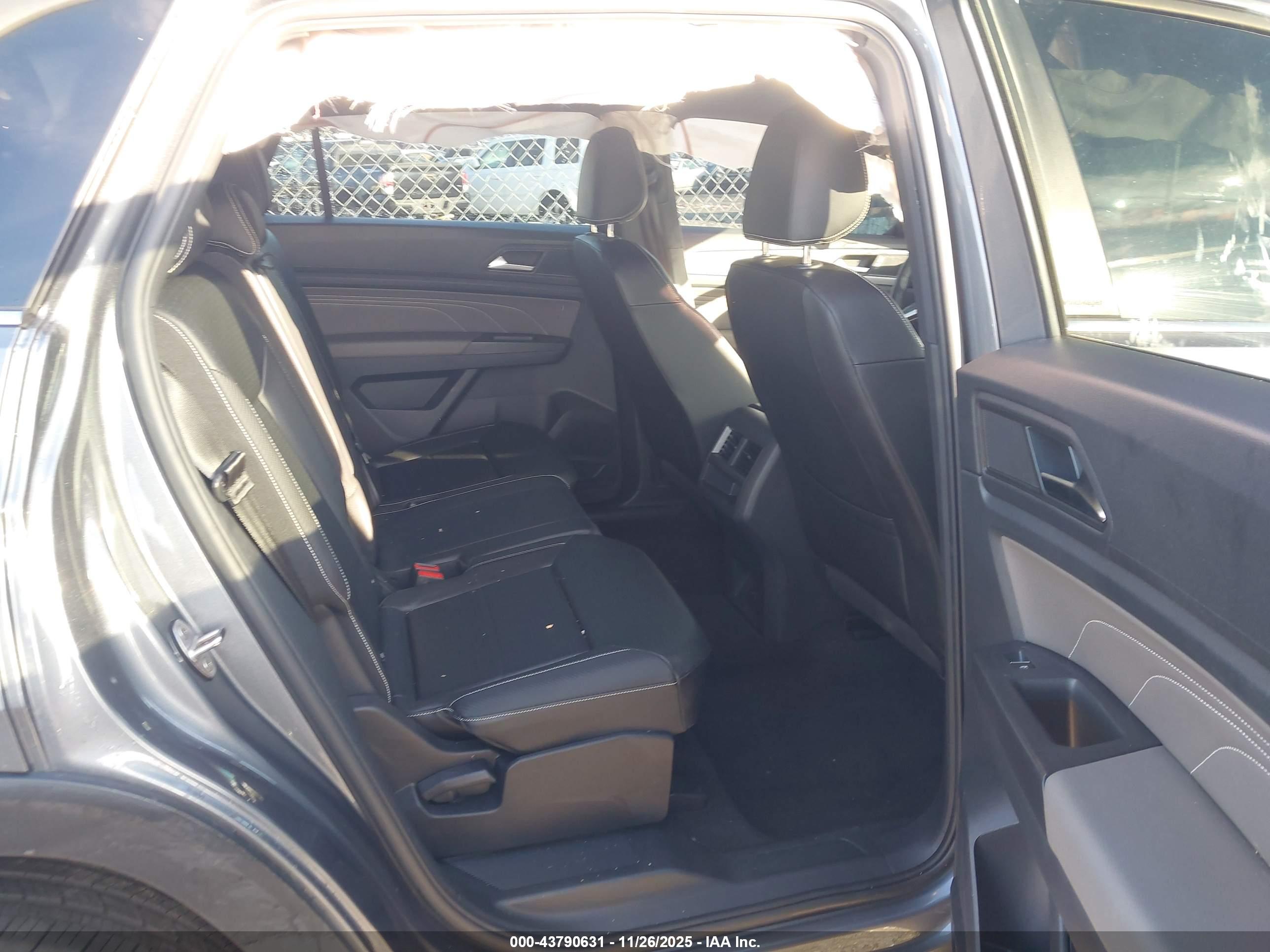 VOLKSWAGEN ATLAS image 8