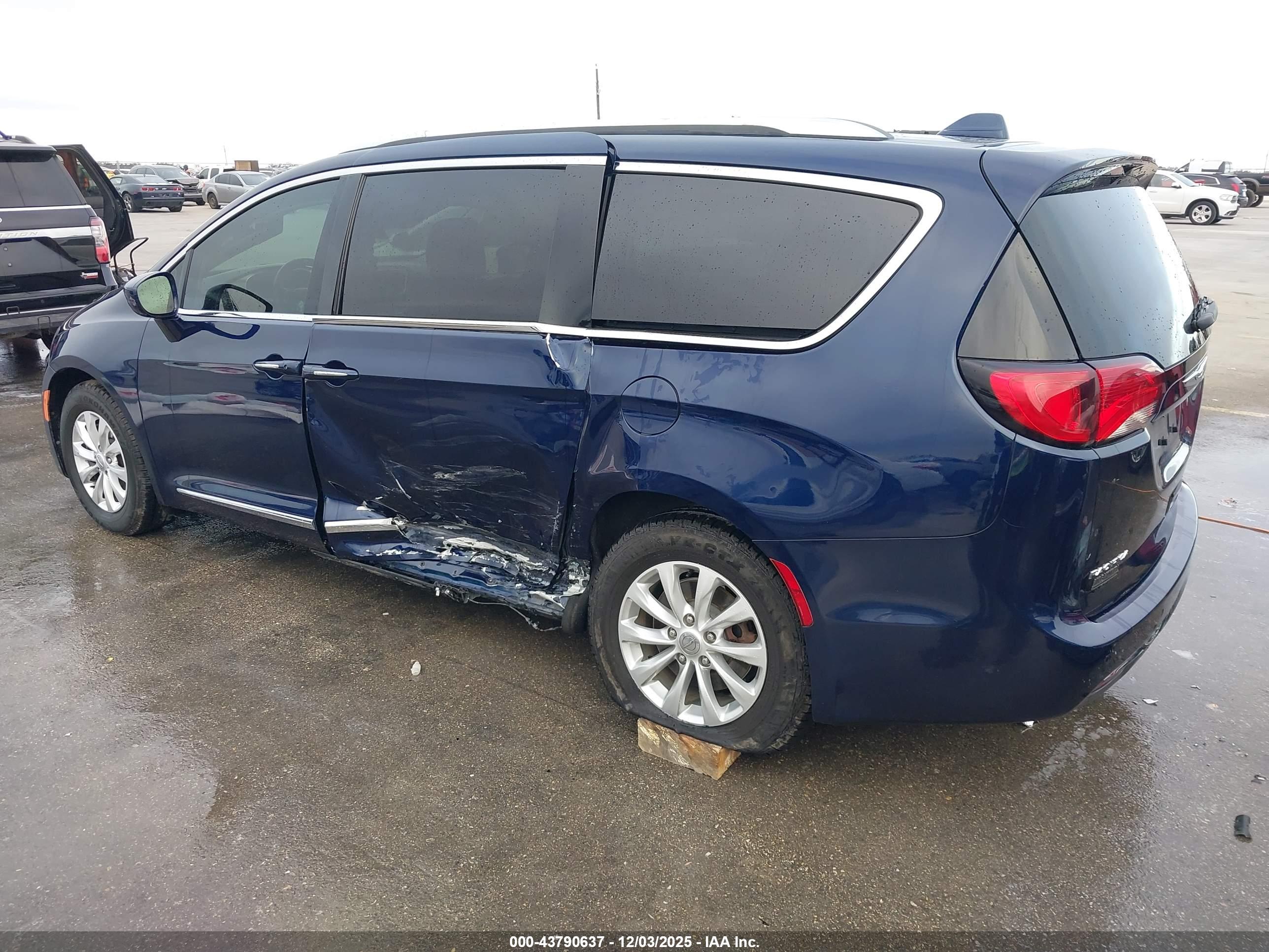 CHRYSLER PACIFICA image 6