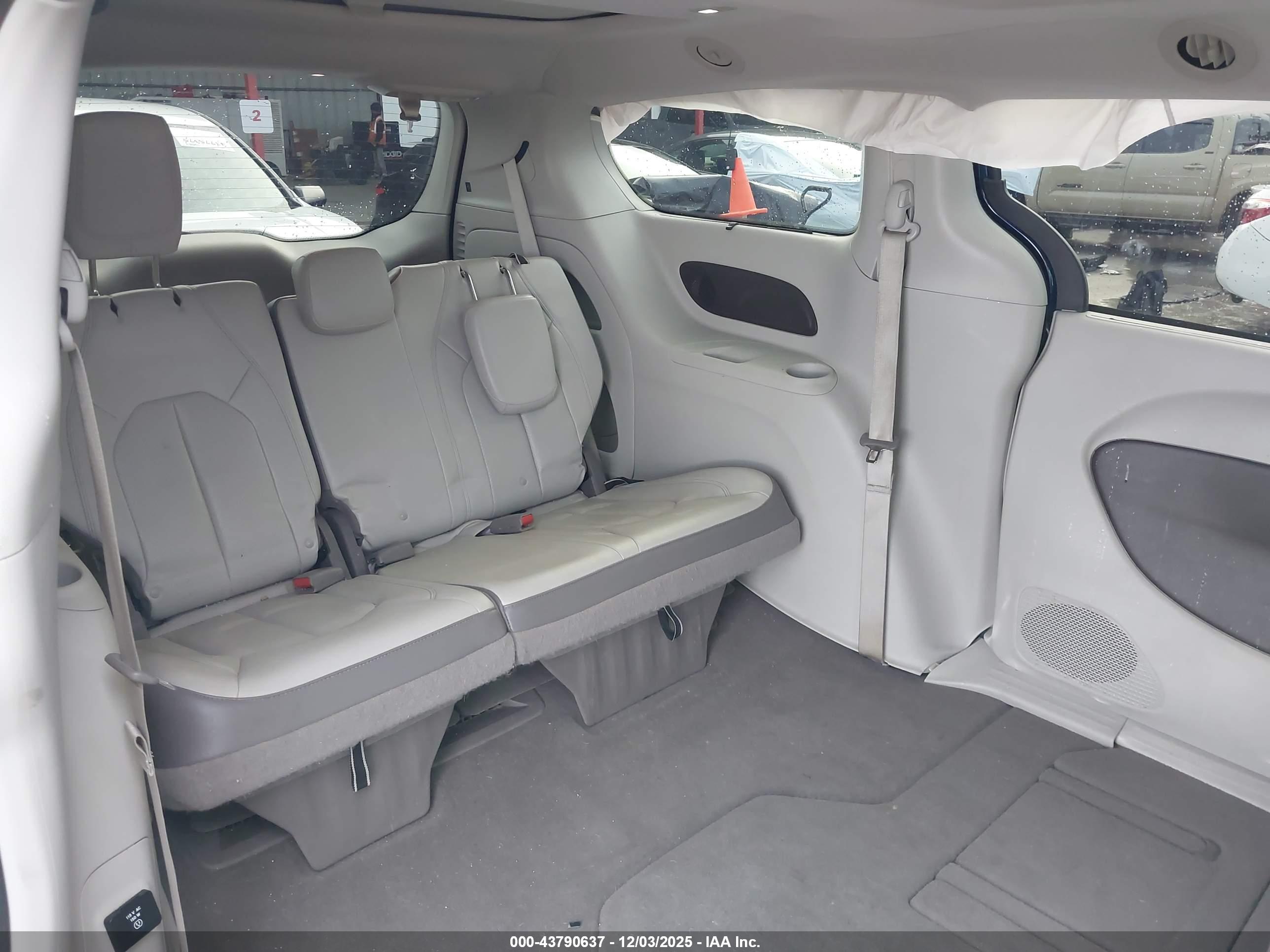 CHRYSLER PACIFICA image 8