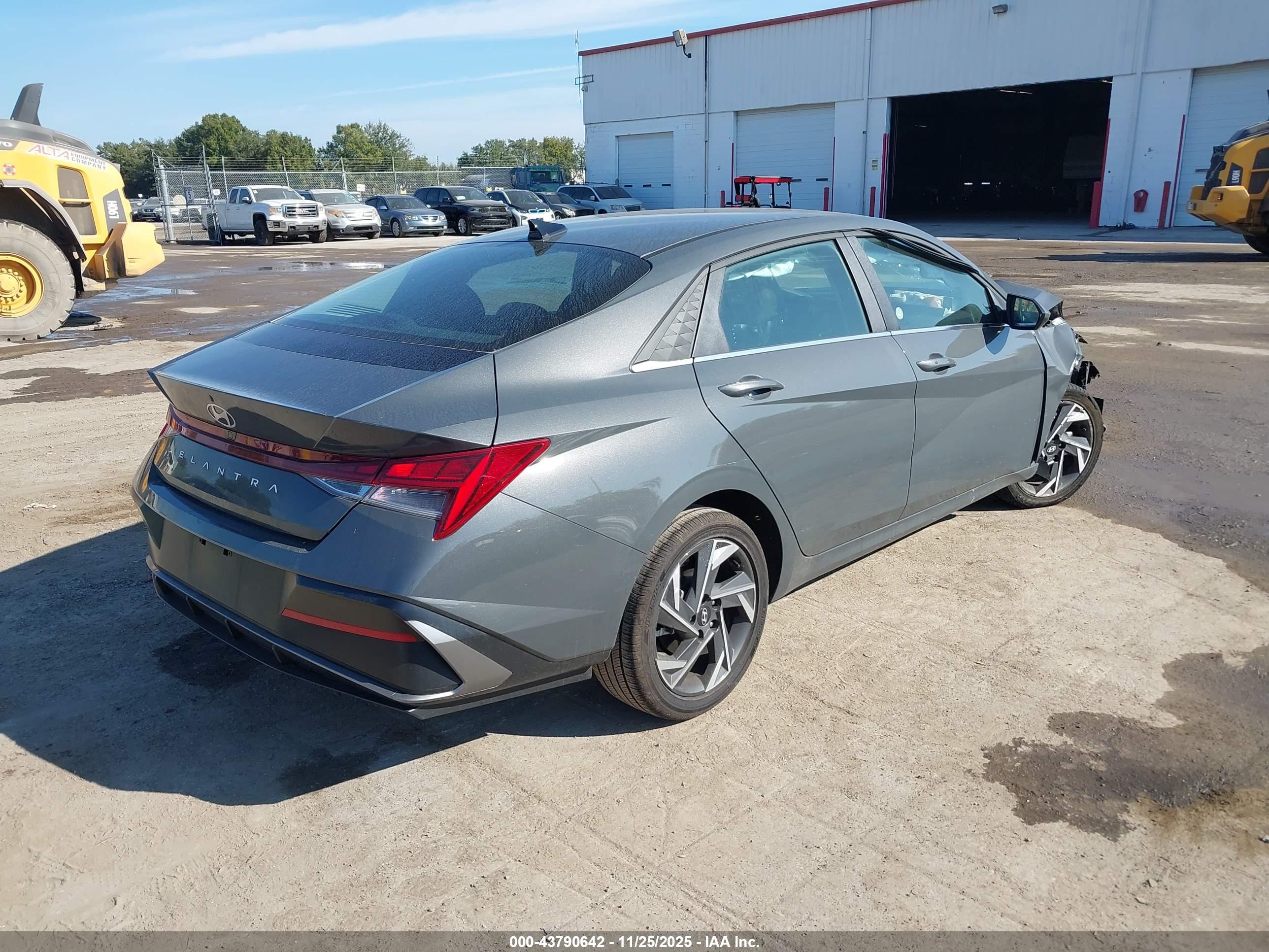 HYUNDAI ELANTRA image 4