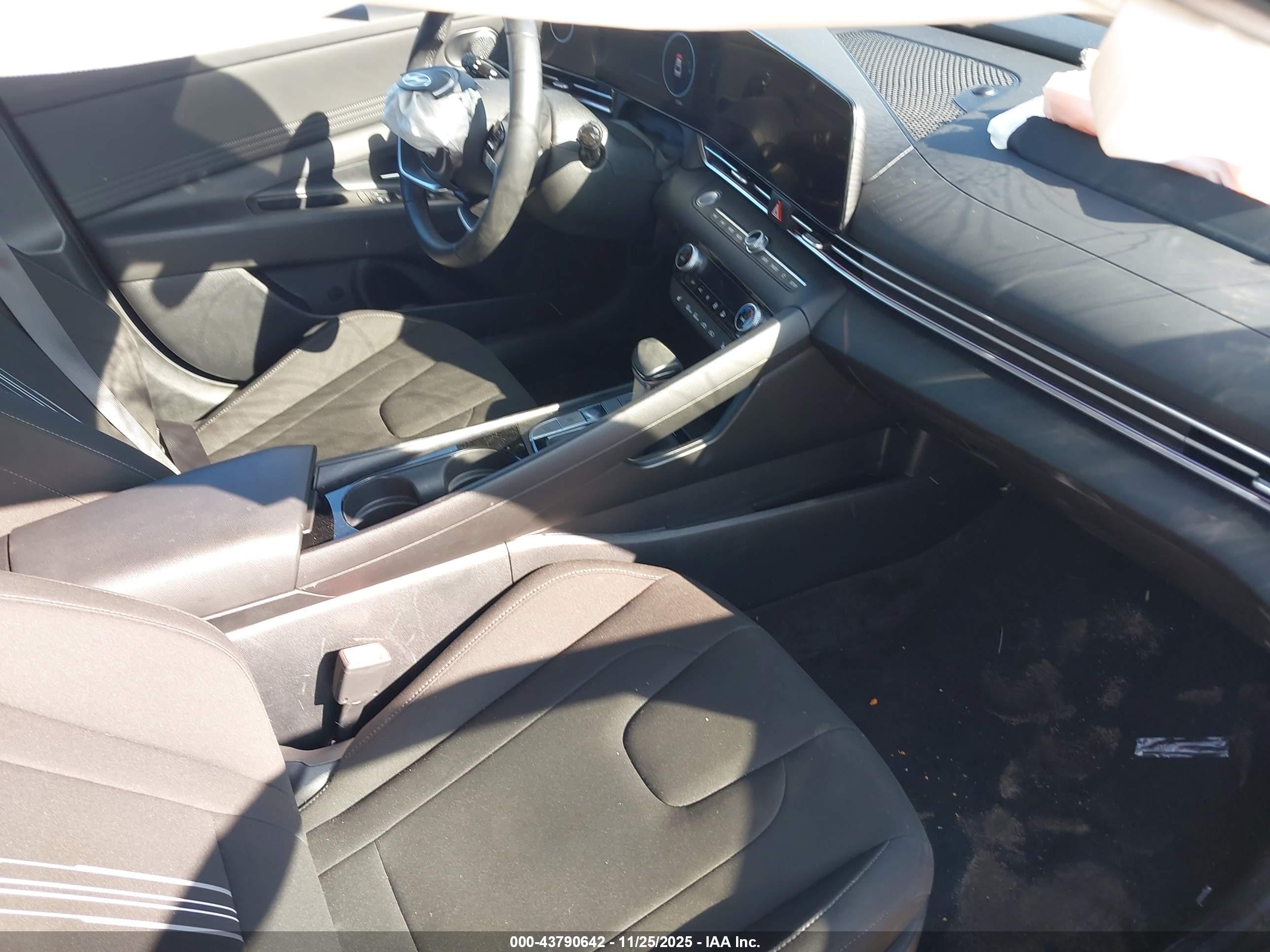 HYUNDAI ELANTRA image 5