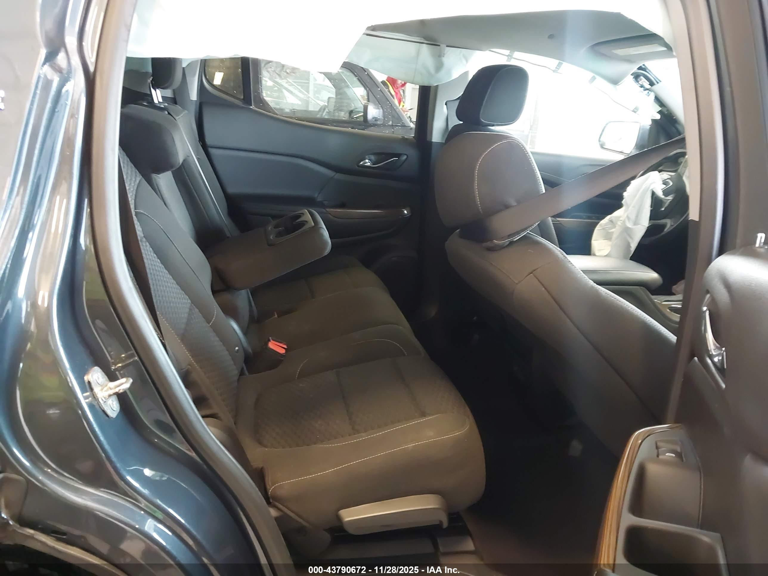 GMC ACADIA image 8