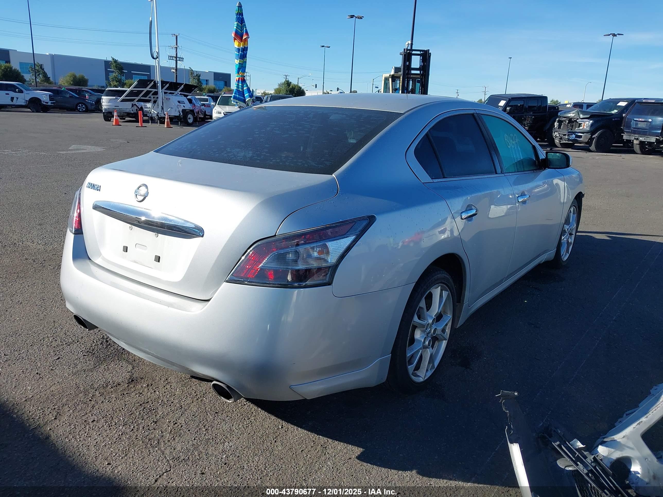 NISSAN MAXIMA image 4