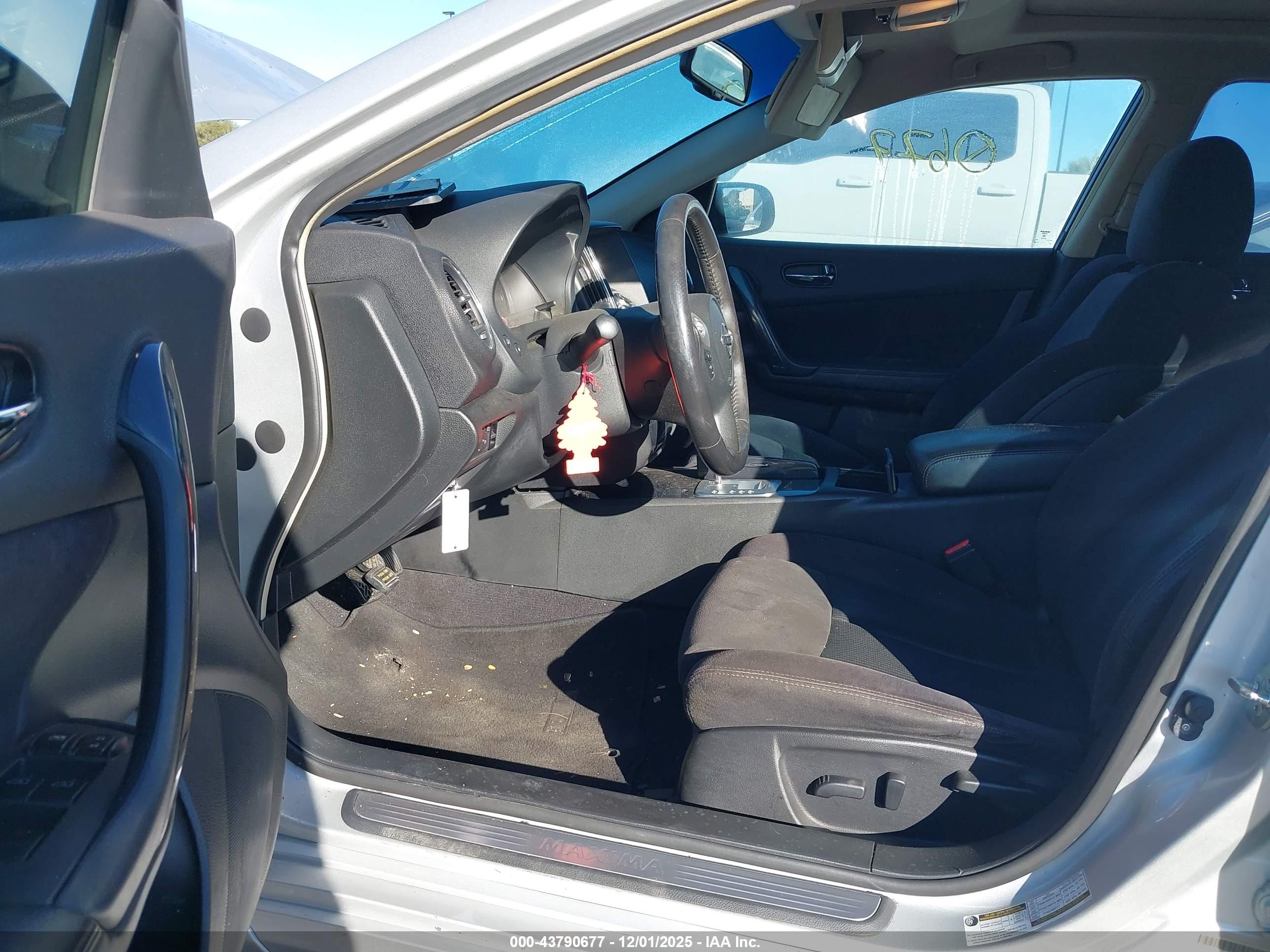 NISSAN MAXIMA image 5