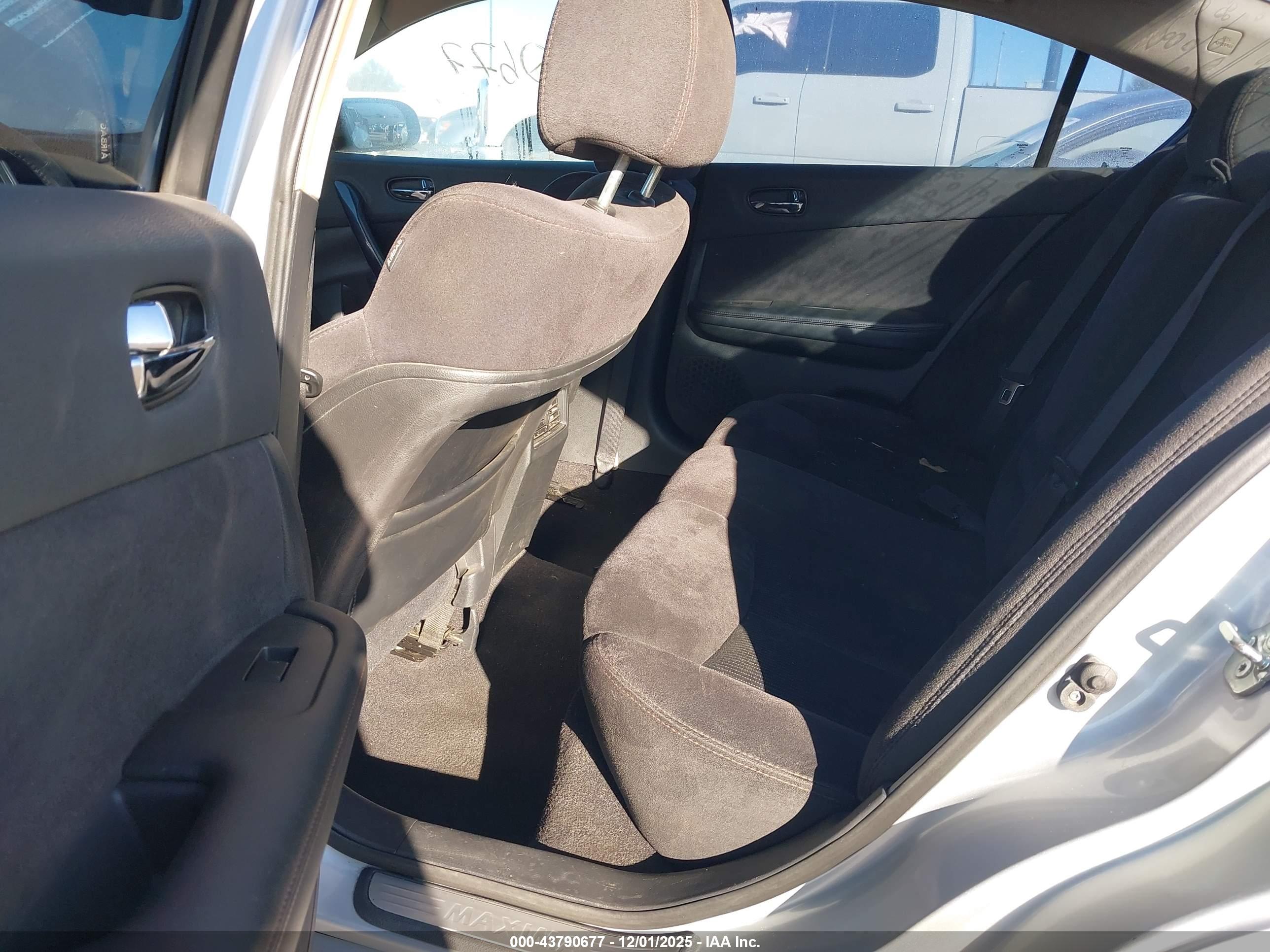 NISSAN MAXIMA image 8