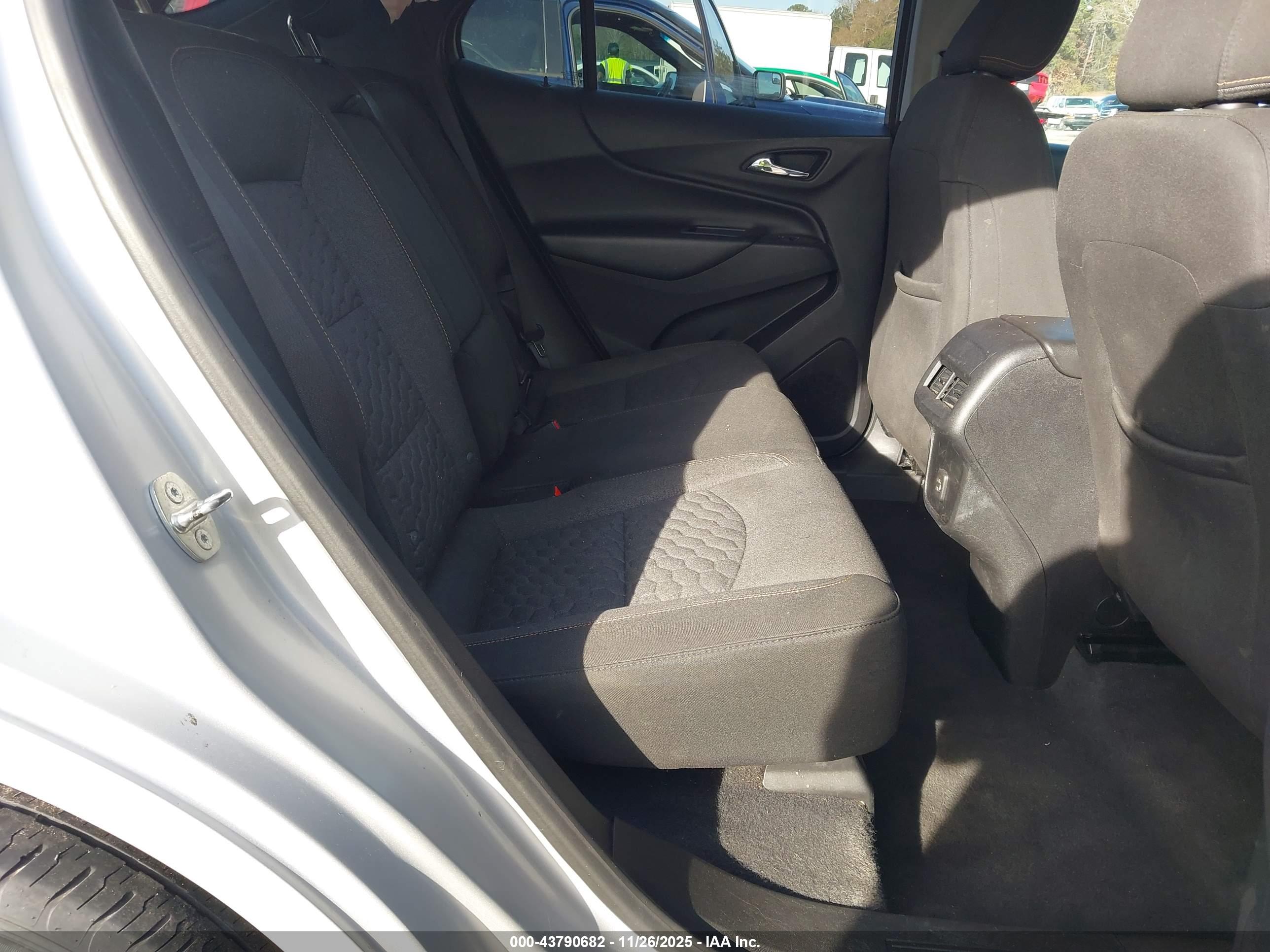 CHEVROLET EQUINOX image 8