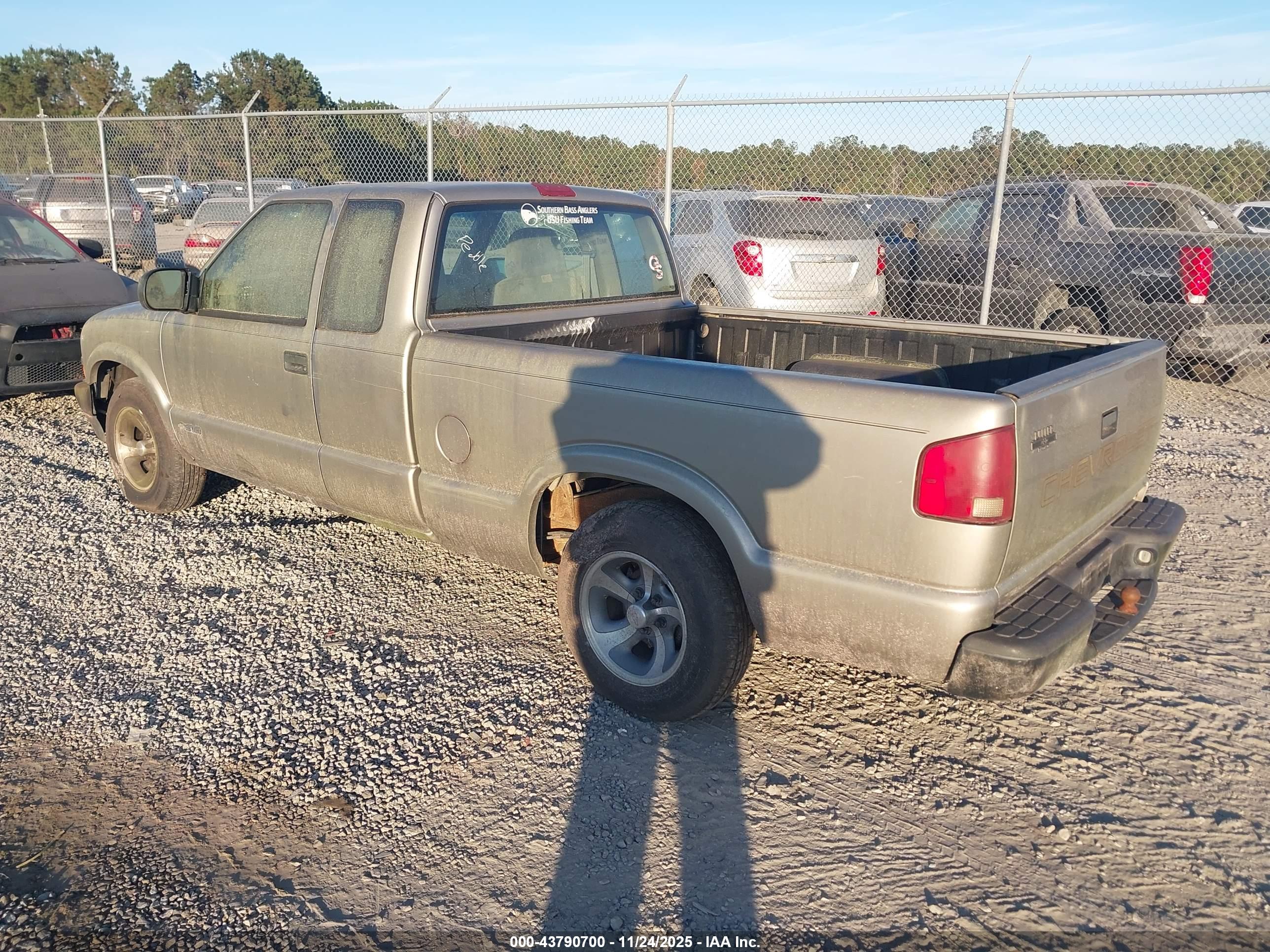 CHEVROLET S-10 image 3