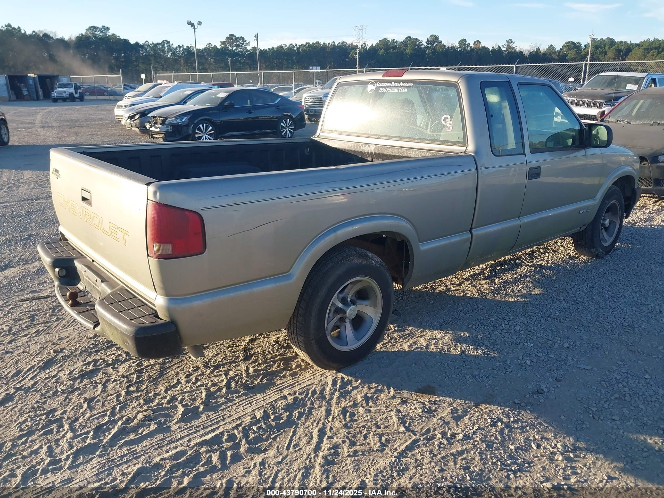 CHEVROLET S-10 image 4