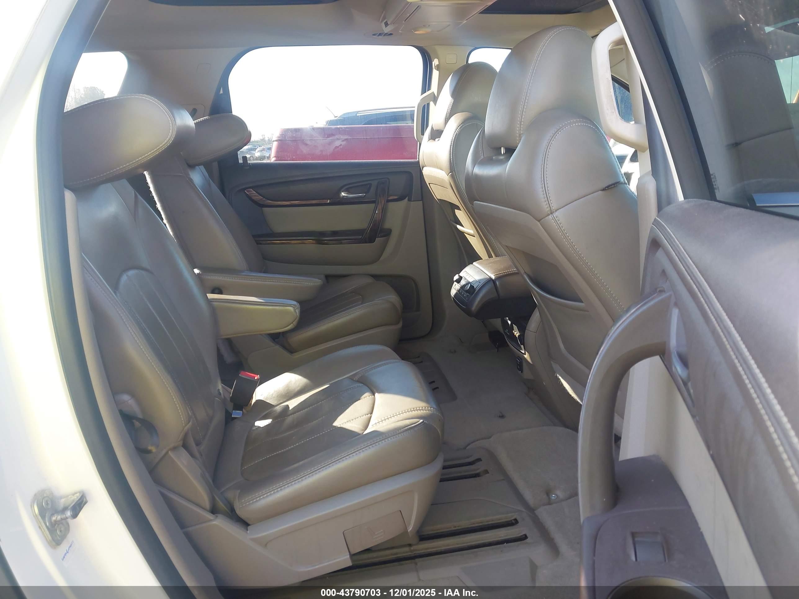 GMC ACADIA image 8