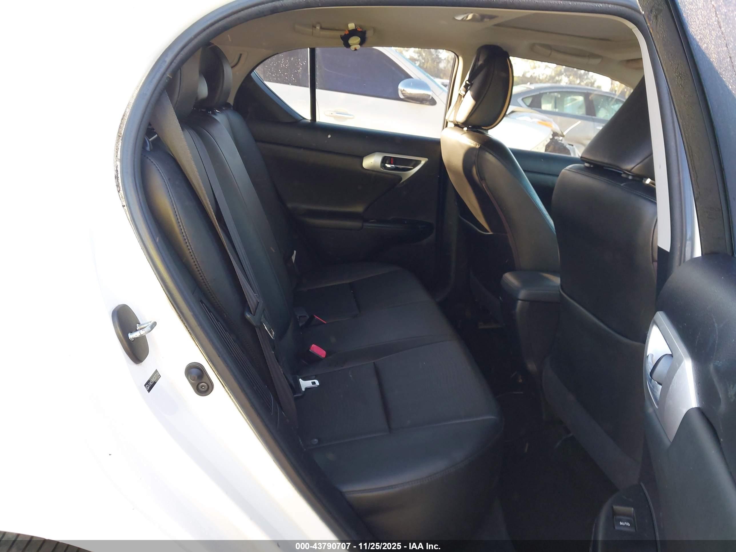 LEXUS CT image 8