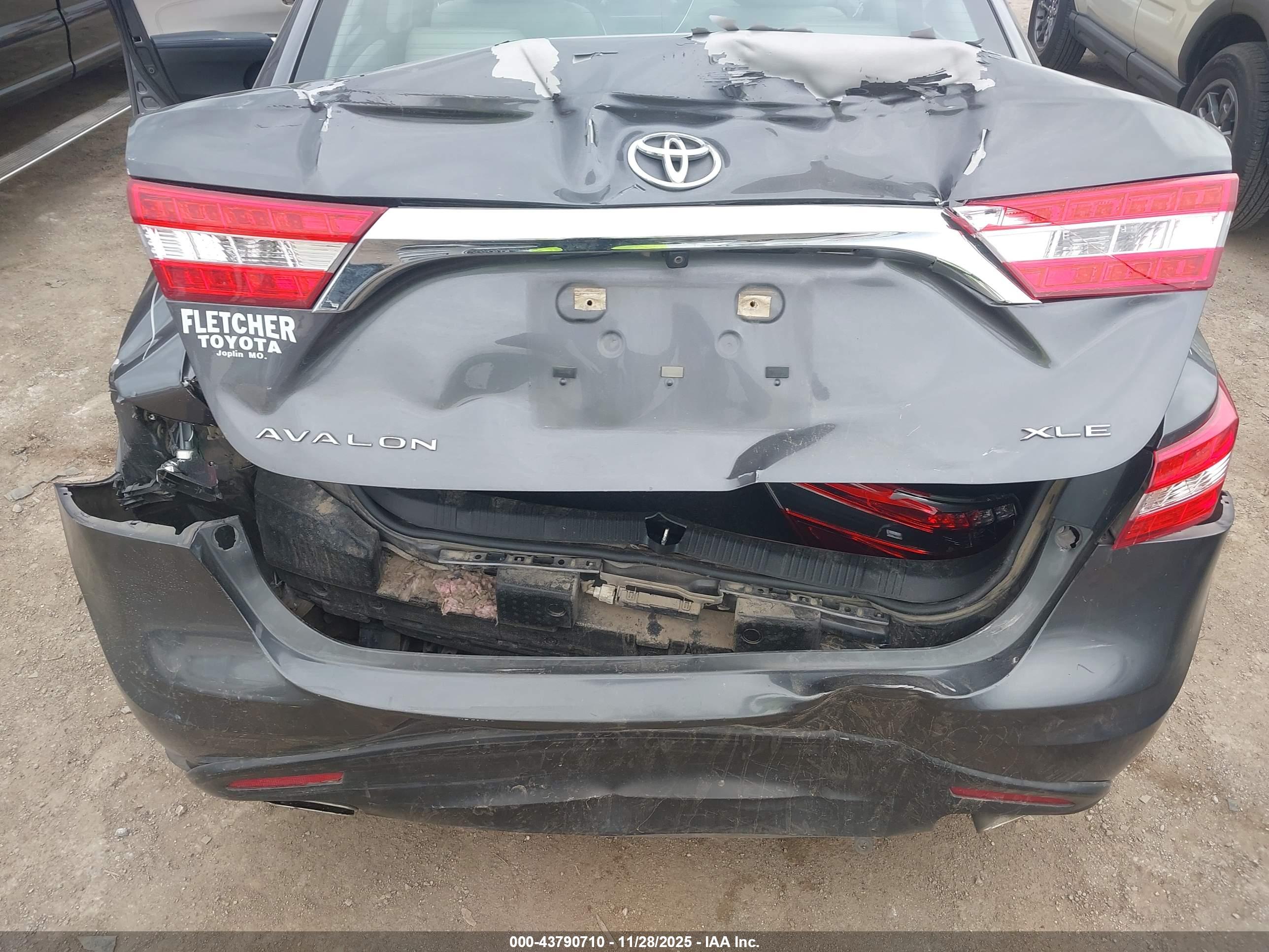 TOYOTA AVALON image 6