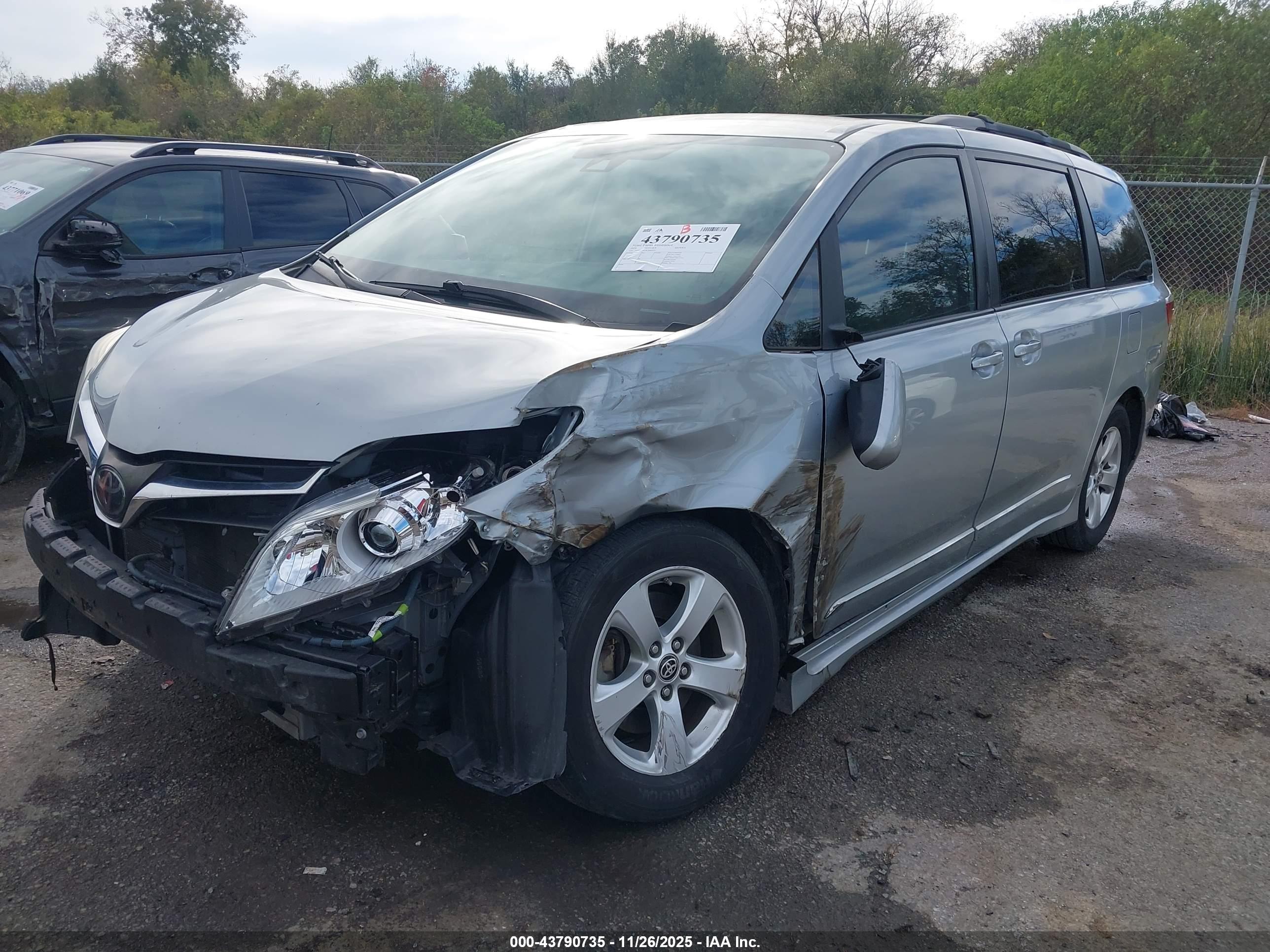 TOYOTA SIENNA image 2