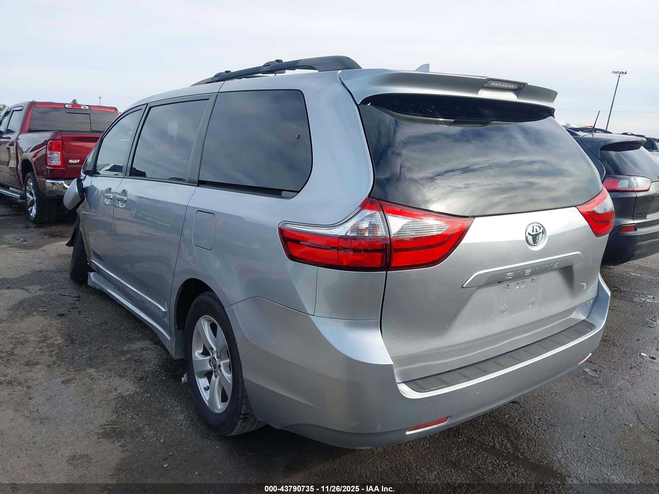 TOYOTA SIENNA image 3