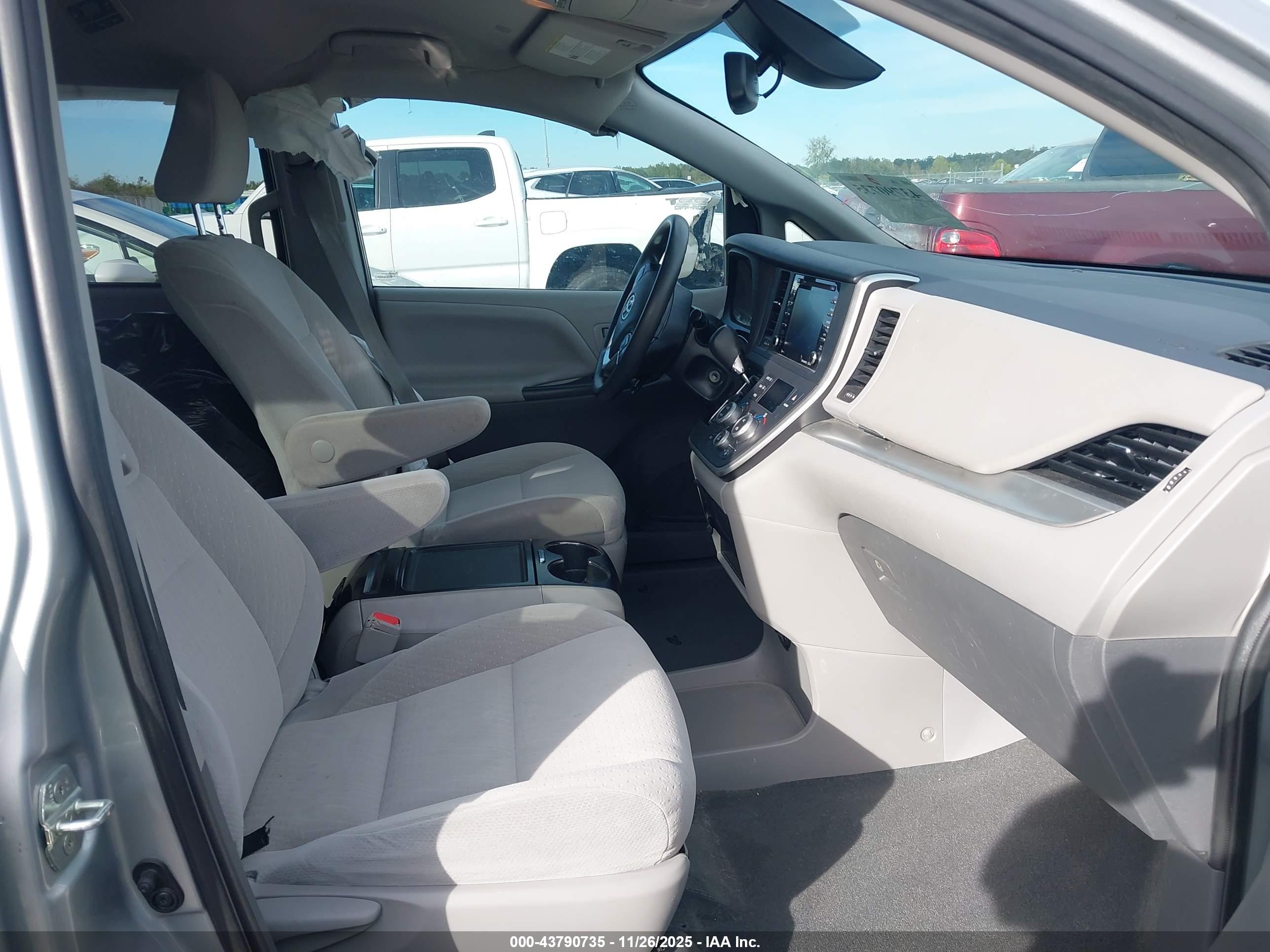 TOYOTA SIENNA image 5