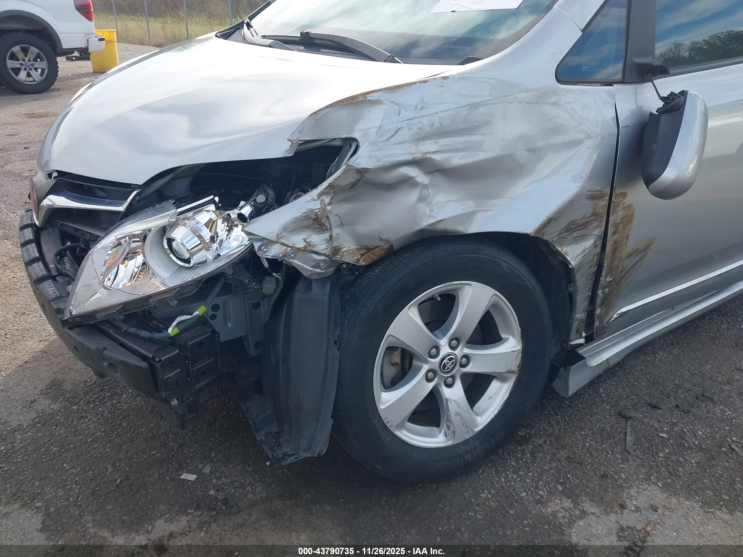TOYOTA SIENNA image 6