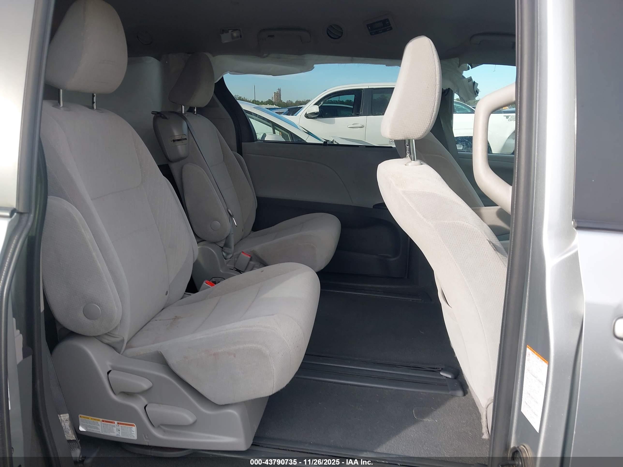 TOYOTA SIENNA image 8