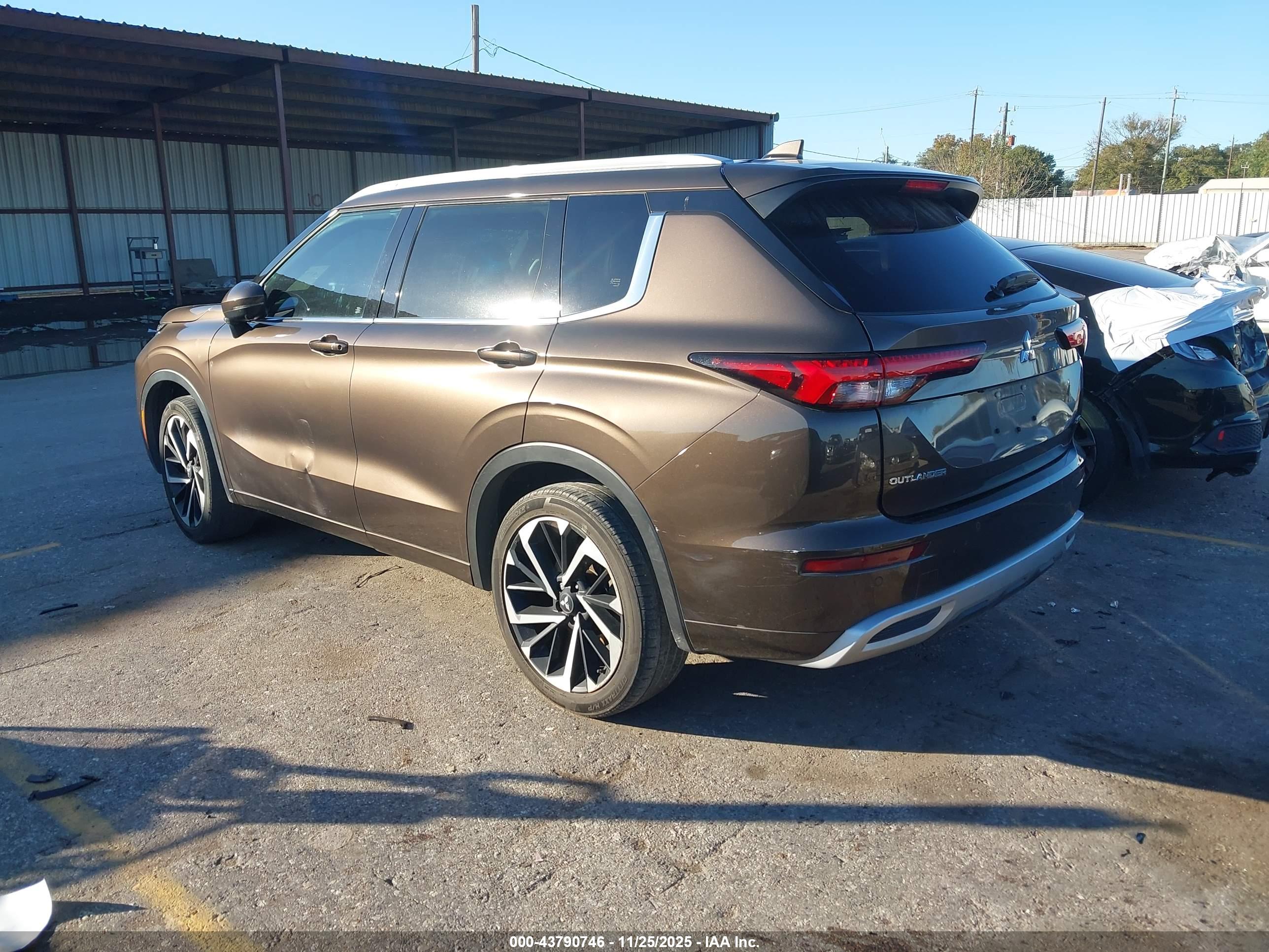 MITSUBISHI OUTLANDER image 3