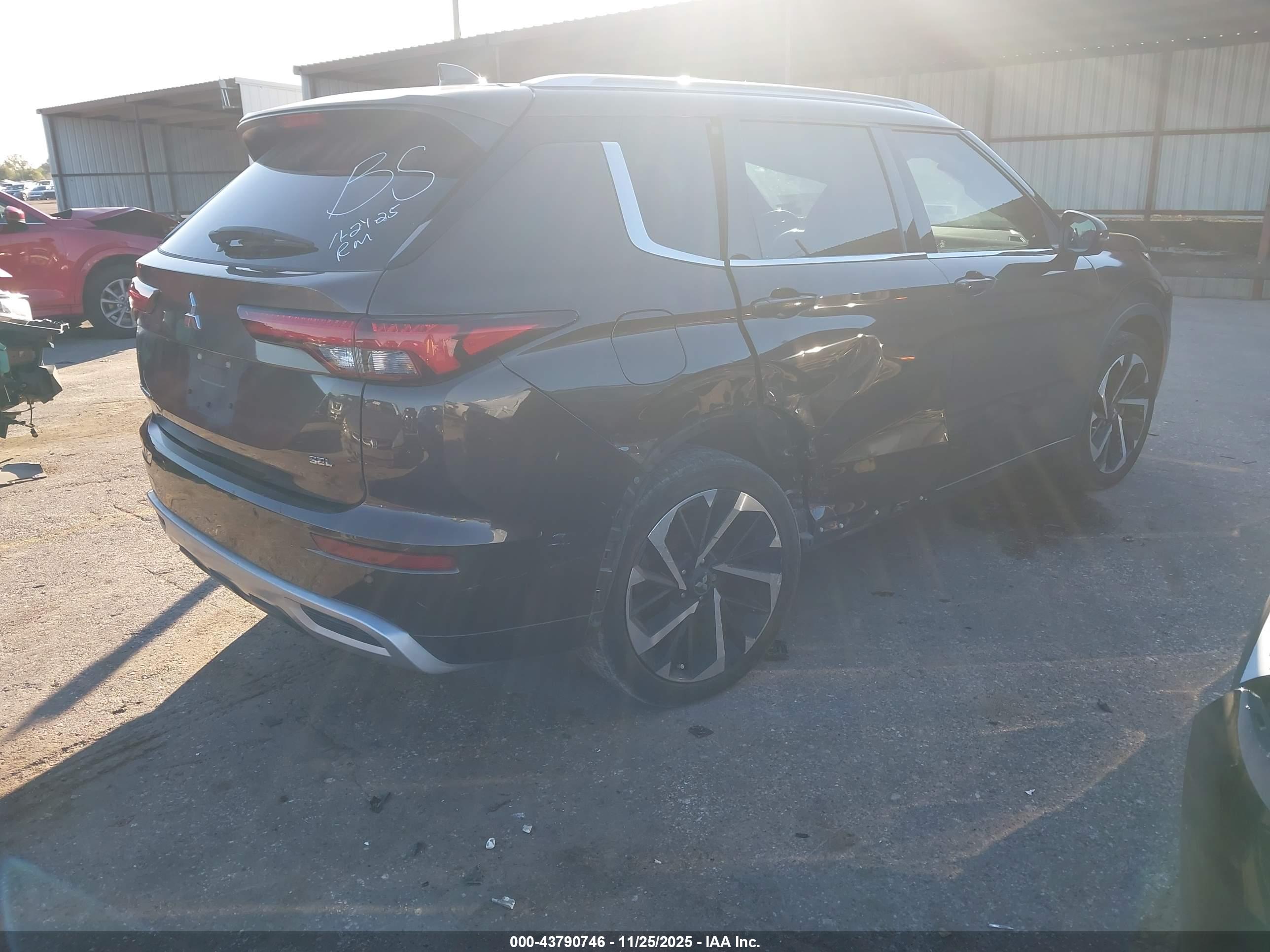 MITSUBISHI OUTLANDER image 4