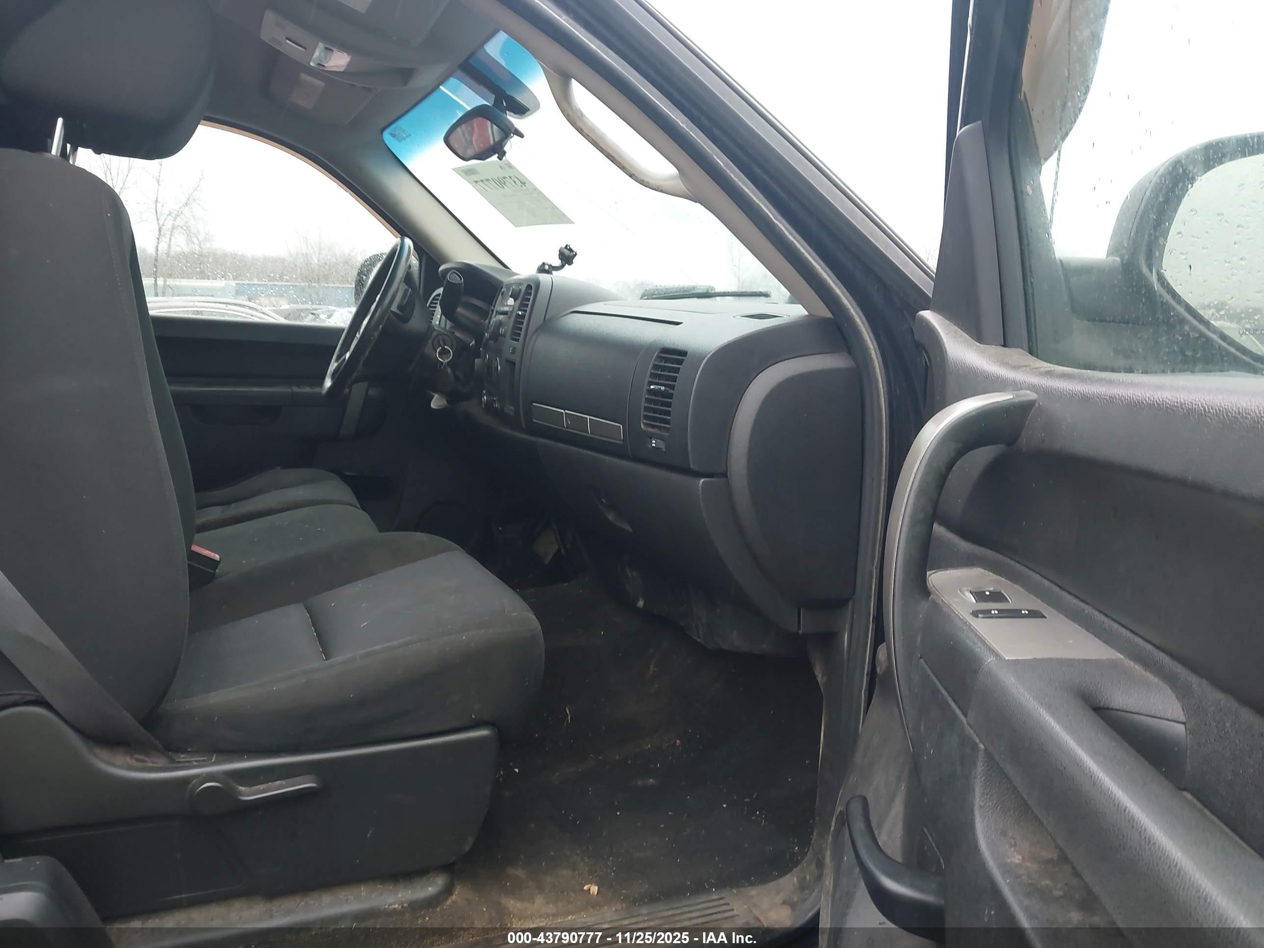 CHEVROLET SILVERADO image 5