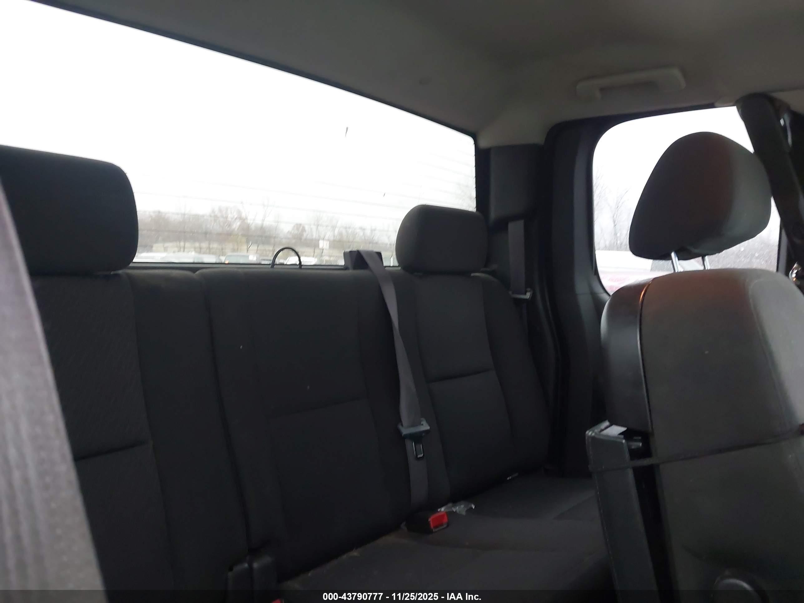 CHEVROLET SILVERADO image 8
