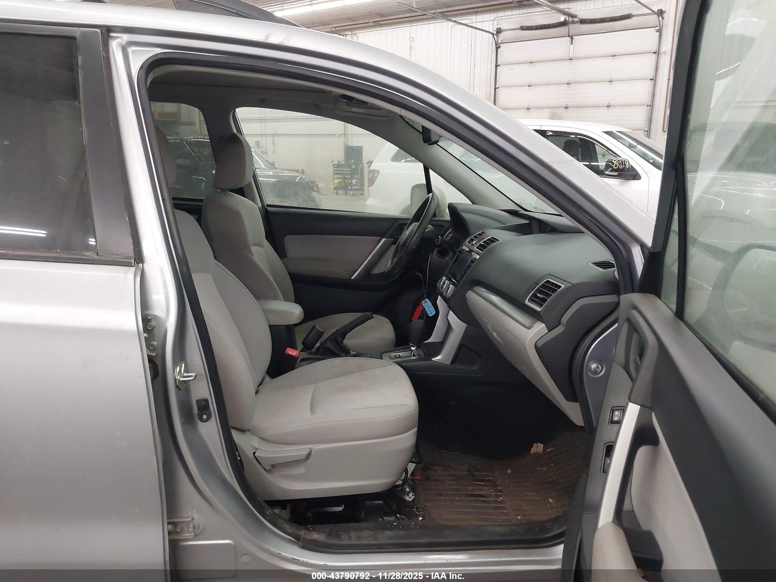 SUBARU FORESTER image 5